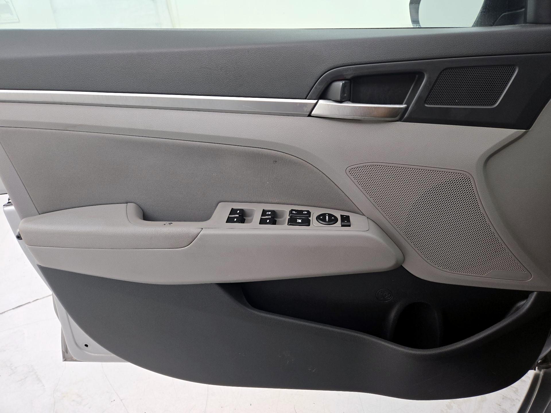Thumbnail: 2020 Hyundai Elantra - 12