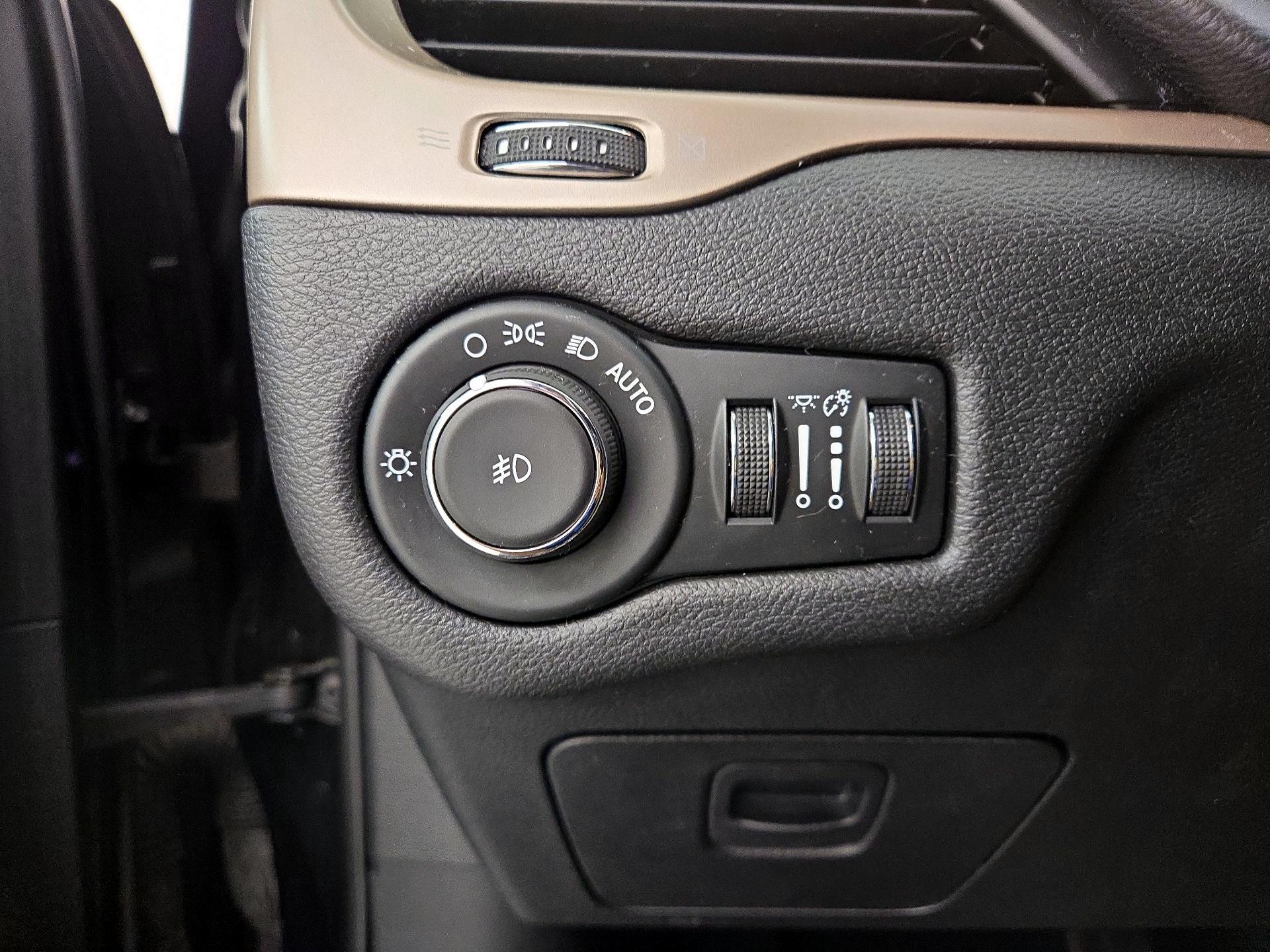 Thumbnail: 2017 Jeep Cherokee - 13