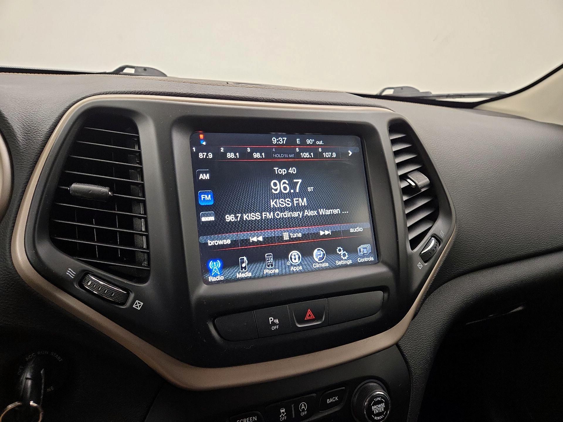 Thumbnail: 2017 Jeep Cherokee - 15