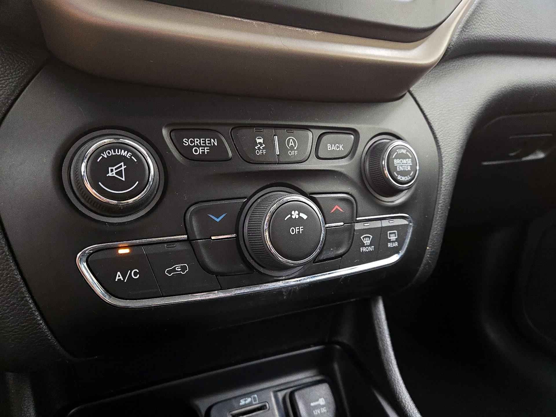 Thumbnail: 2017 Jeep Cherokee - 16