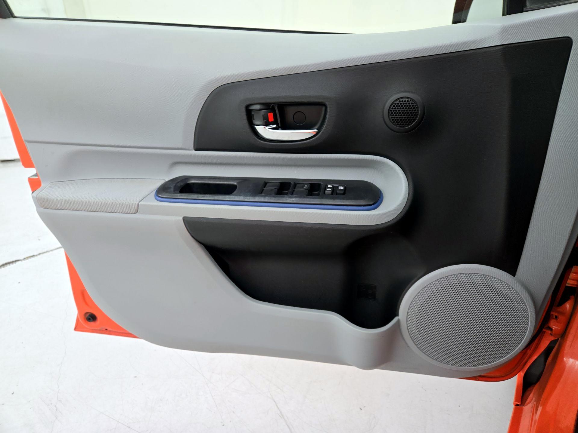 Thumbnail: 2013 Toyota Prius c - 12