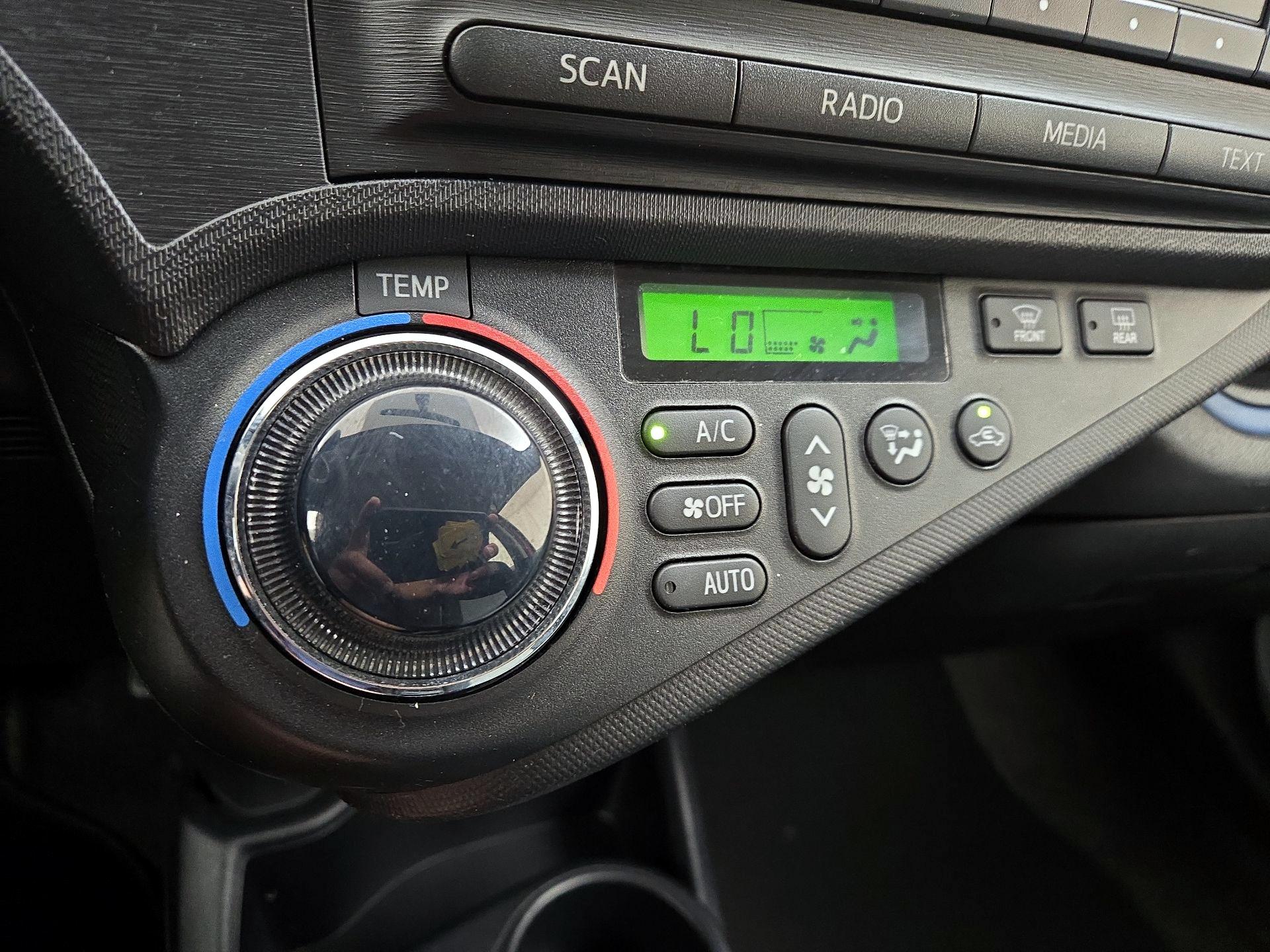 Thumbnail: 2013 Toyota Prius c - 15