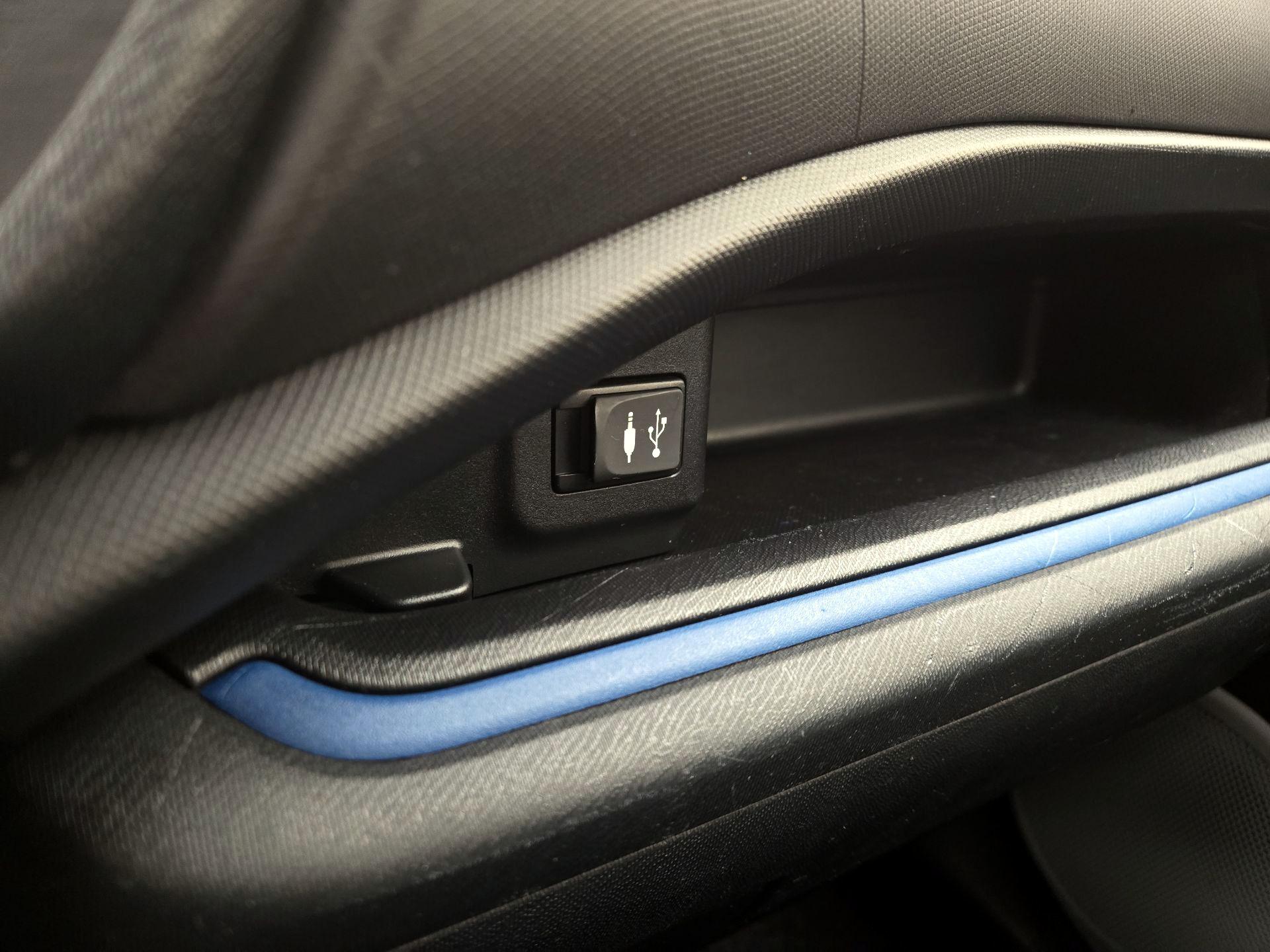 Thumbnail: 2013 Toyota Prius c - 17