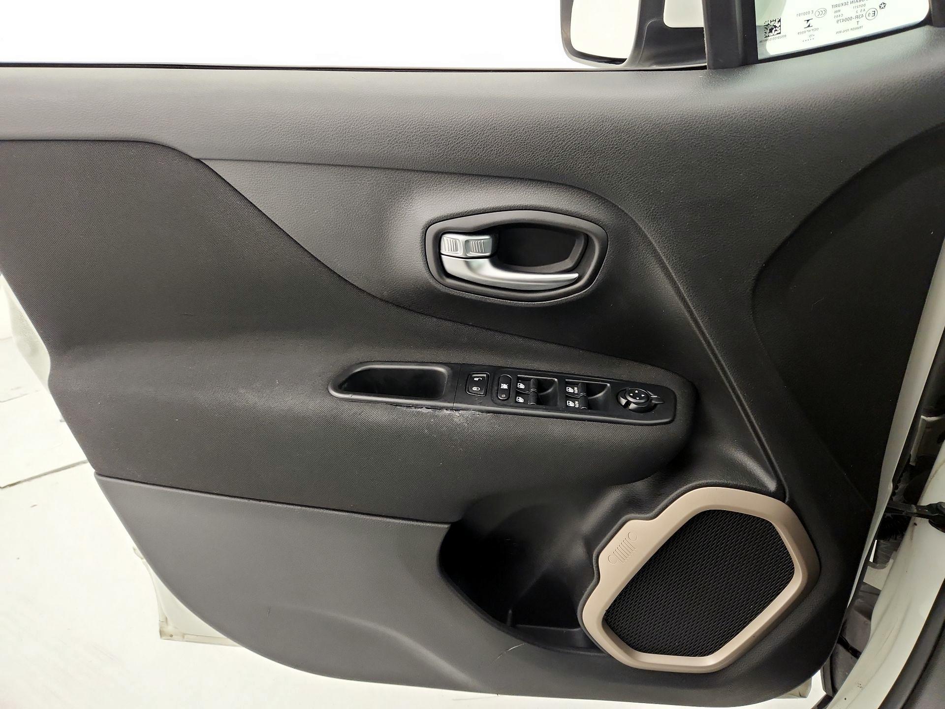 Thumbnail: 2016 Jeep Renegade - 12