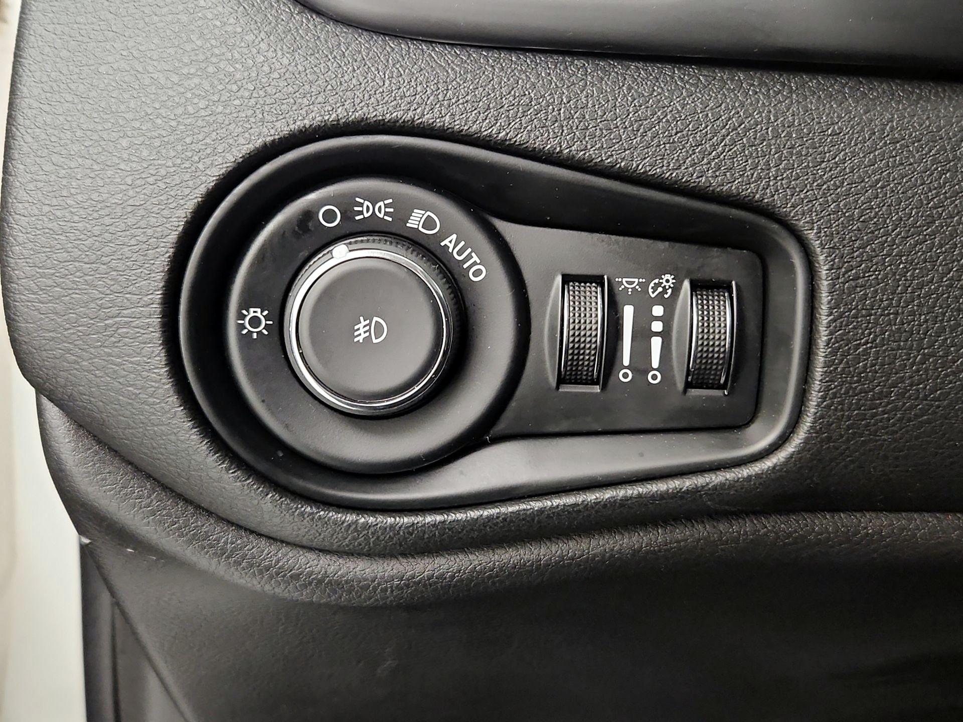 Thumbnail: 2016 Jeep Renegade - 13