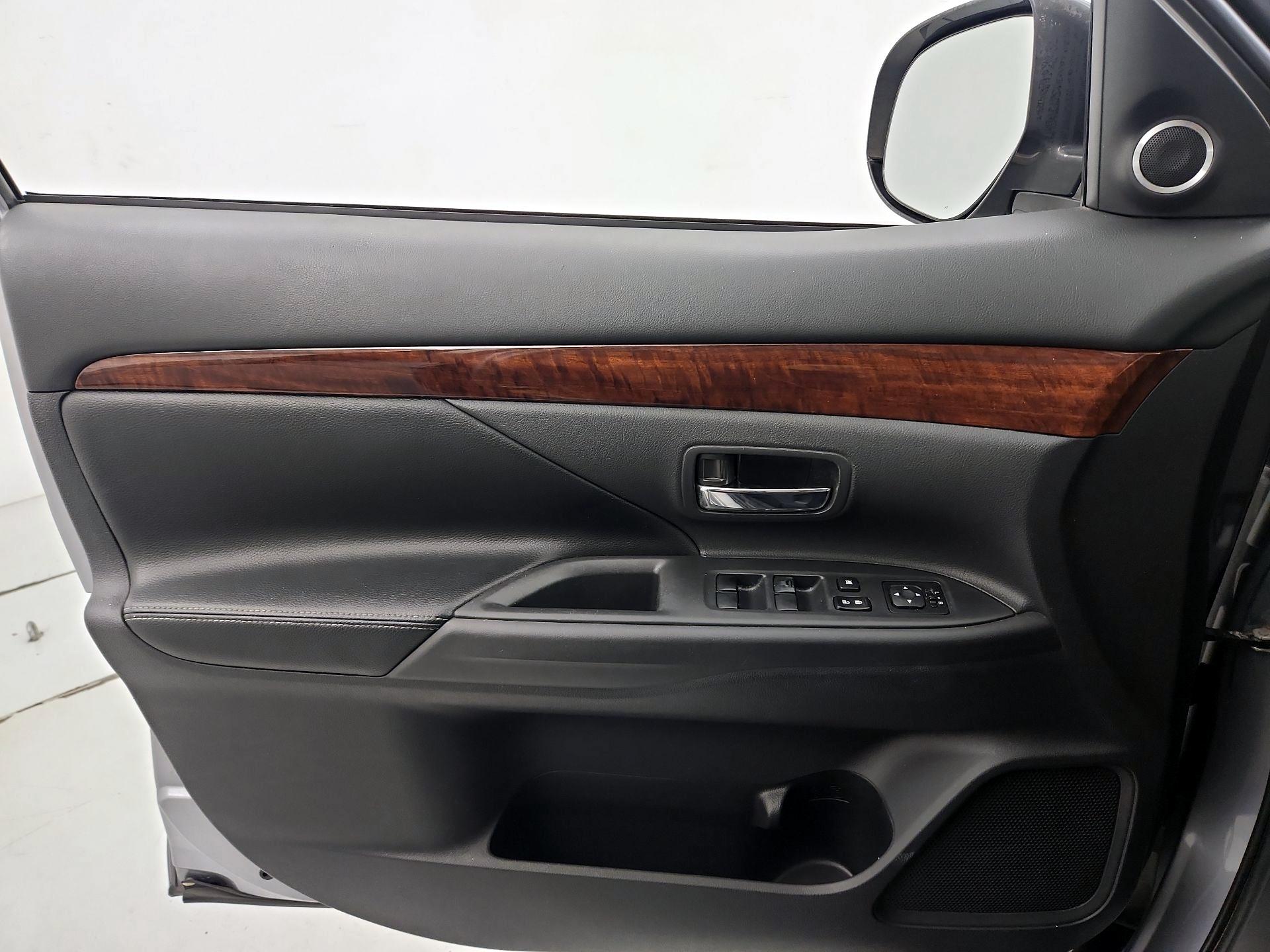 Thumbnail: 2014 Mitsubishi Outlander - 12