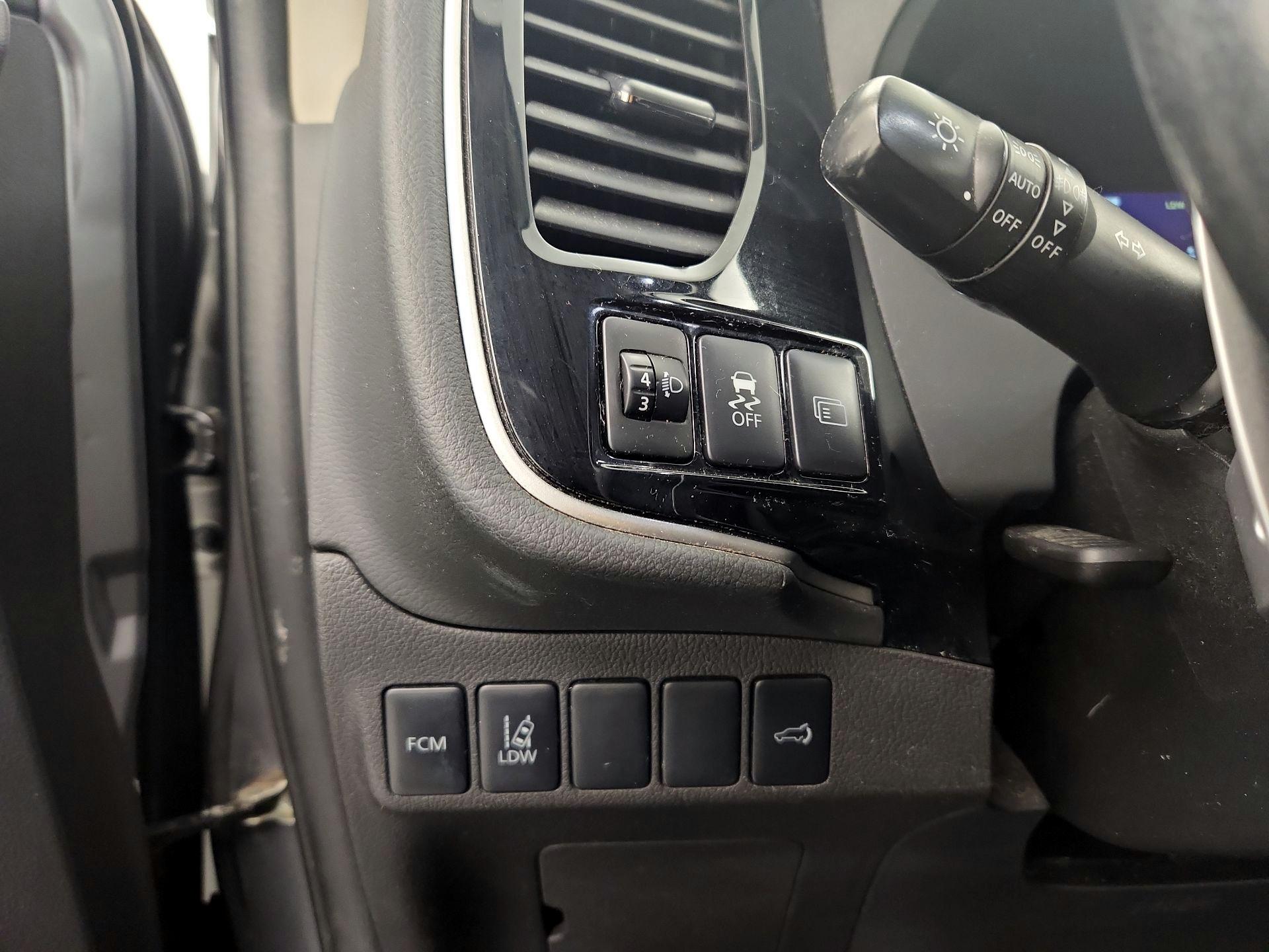 Thumbnail: 2014 Mitsubishi Outlander - 13