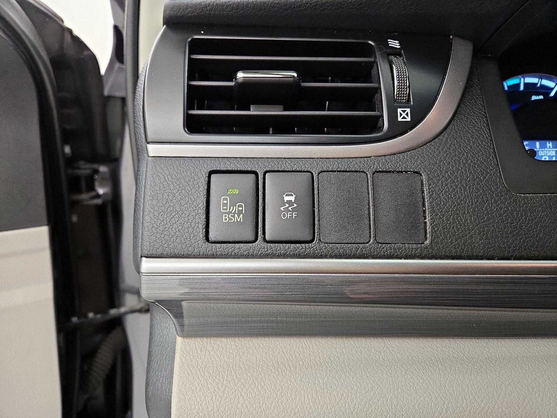 Thumbnail: 2014 Toyota Camry - 13