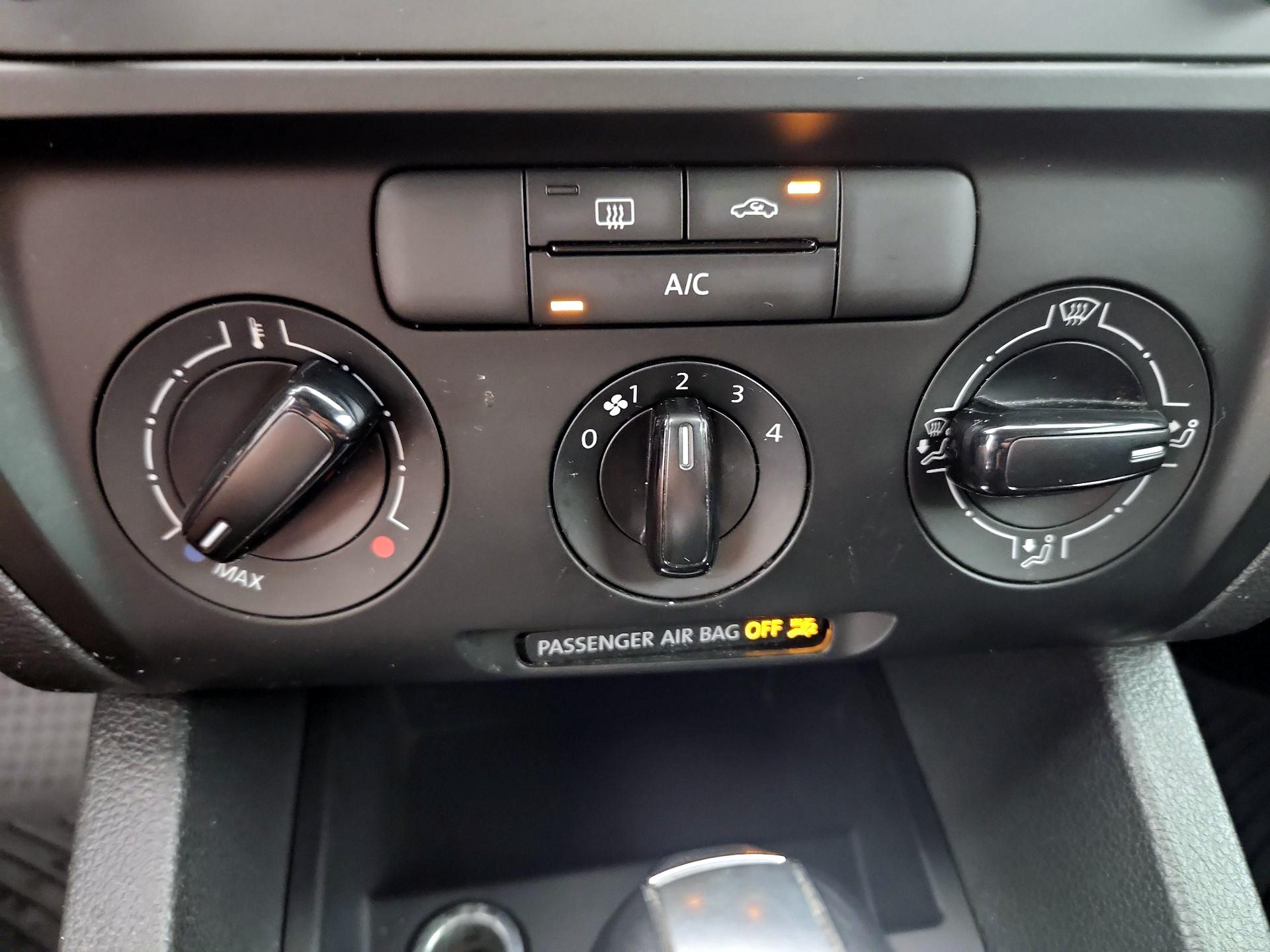 Thumbnail: 2014 Volkswagen Jetta - 15