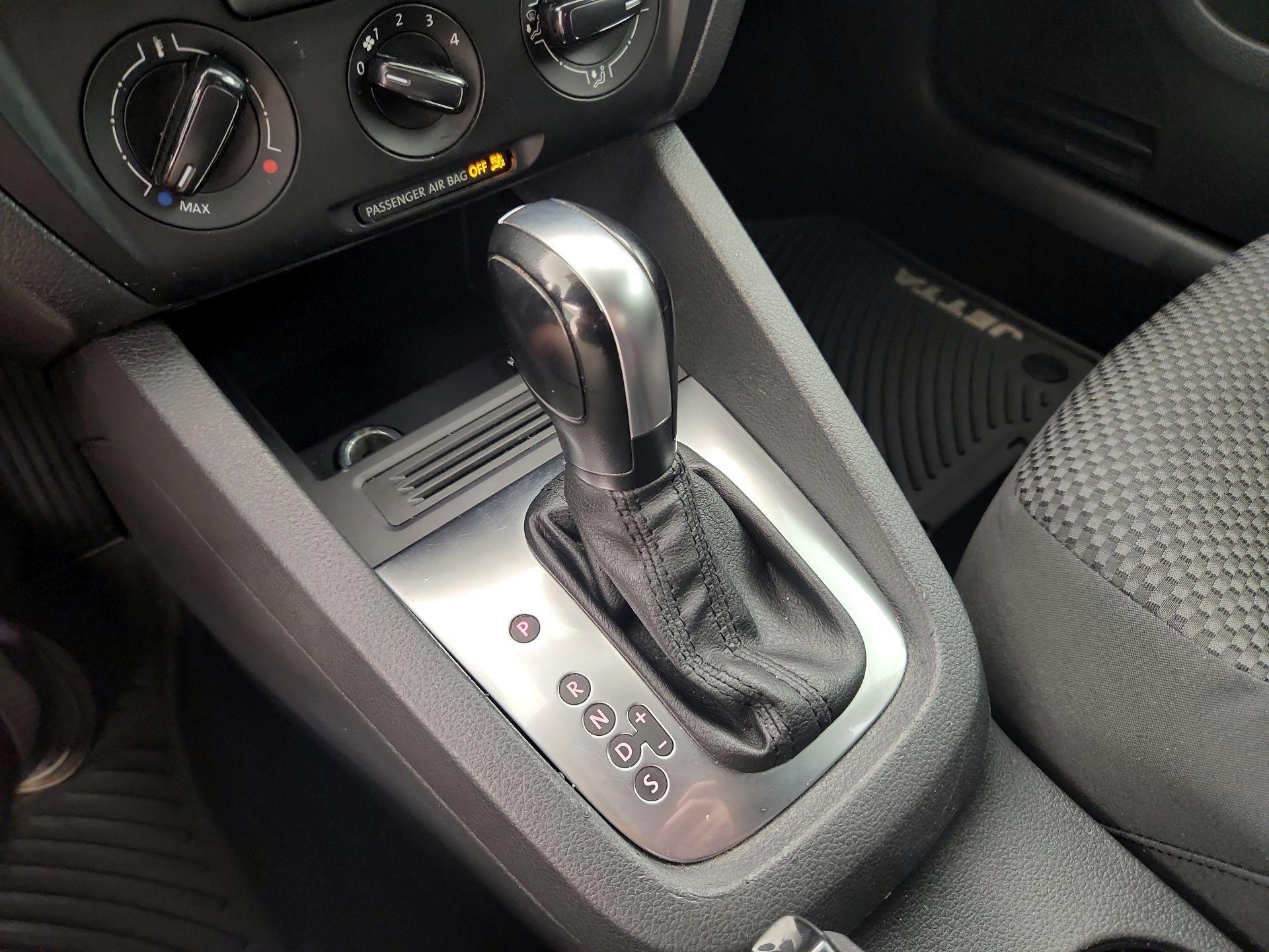 Thumbnail: 2014 Volkswagen Jetta - 16