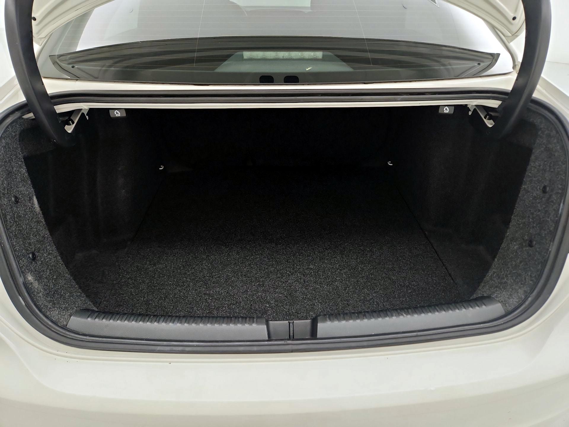 Thumbnail: 2014 Volkswagen Jetta - 19