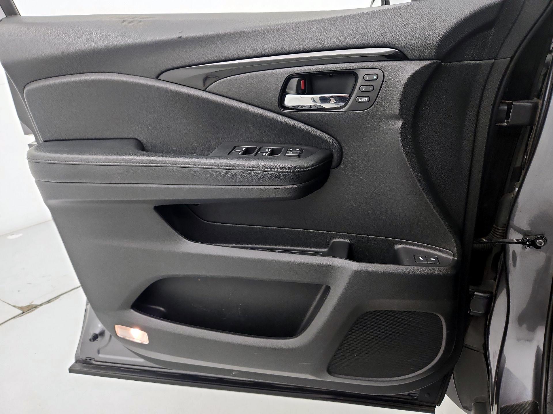 Thumbnail: 2017 Honda Pilot - 12