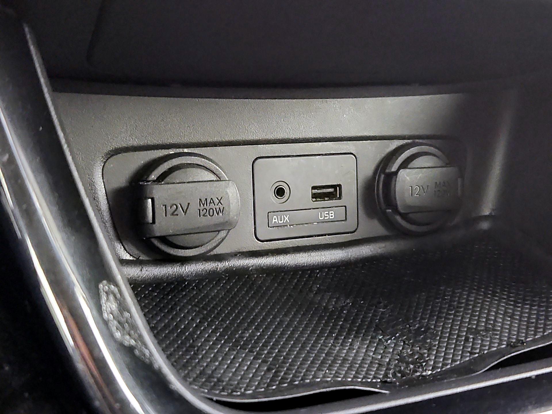 Thumbnail: 2015 Kia Sorento - 17