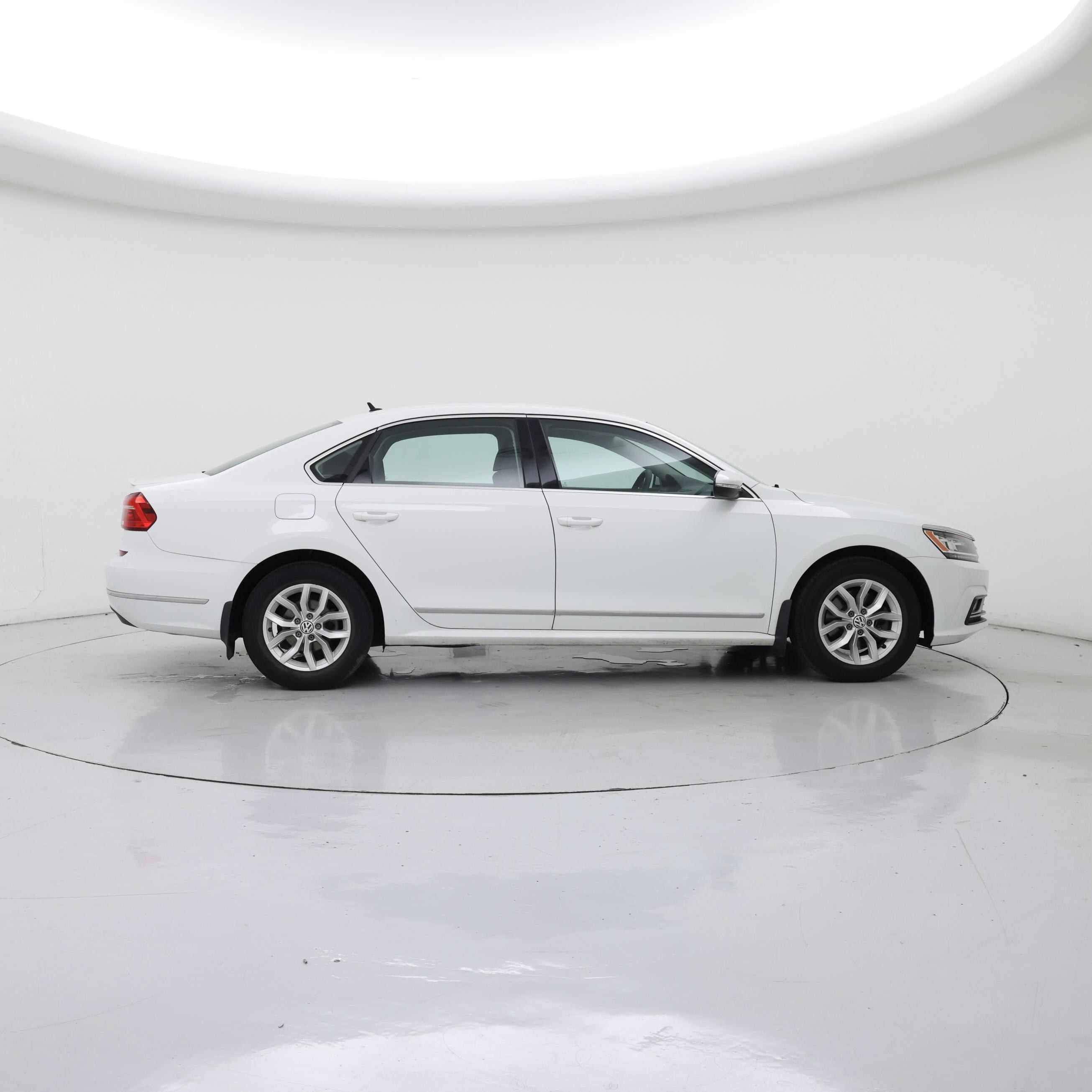 Thumbnail: 2016 Volkswagen Passat - 7