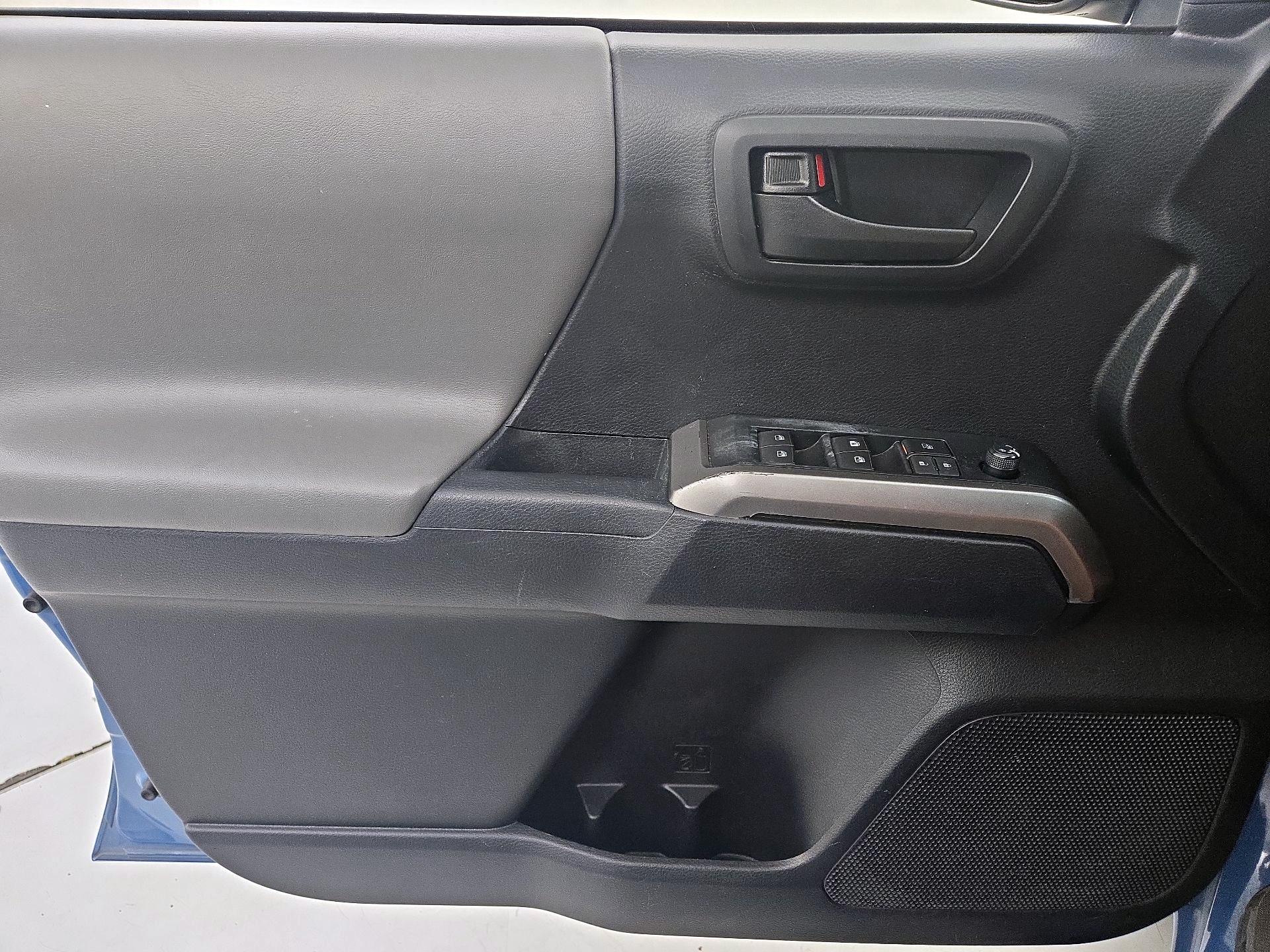 Thumbnail: 2019 Toyota Tacoma - 12