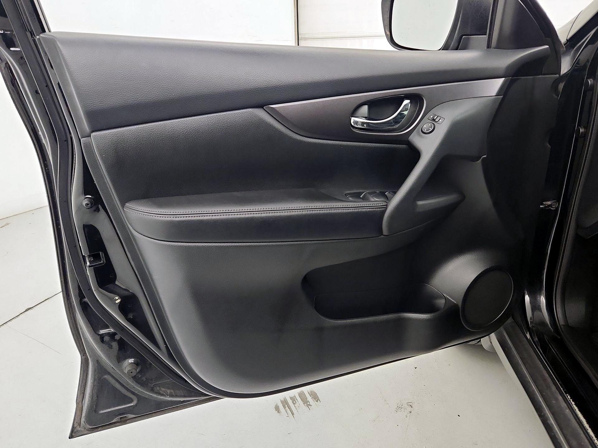 Thumbnail: 2016 Nissan Rogue - 12