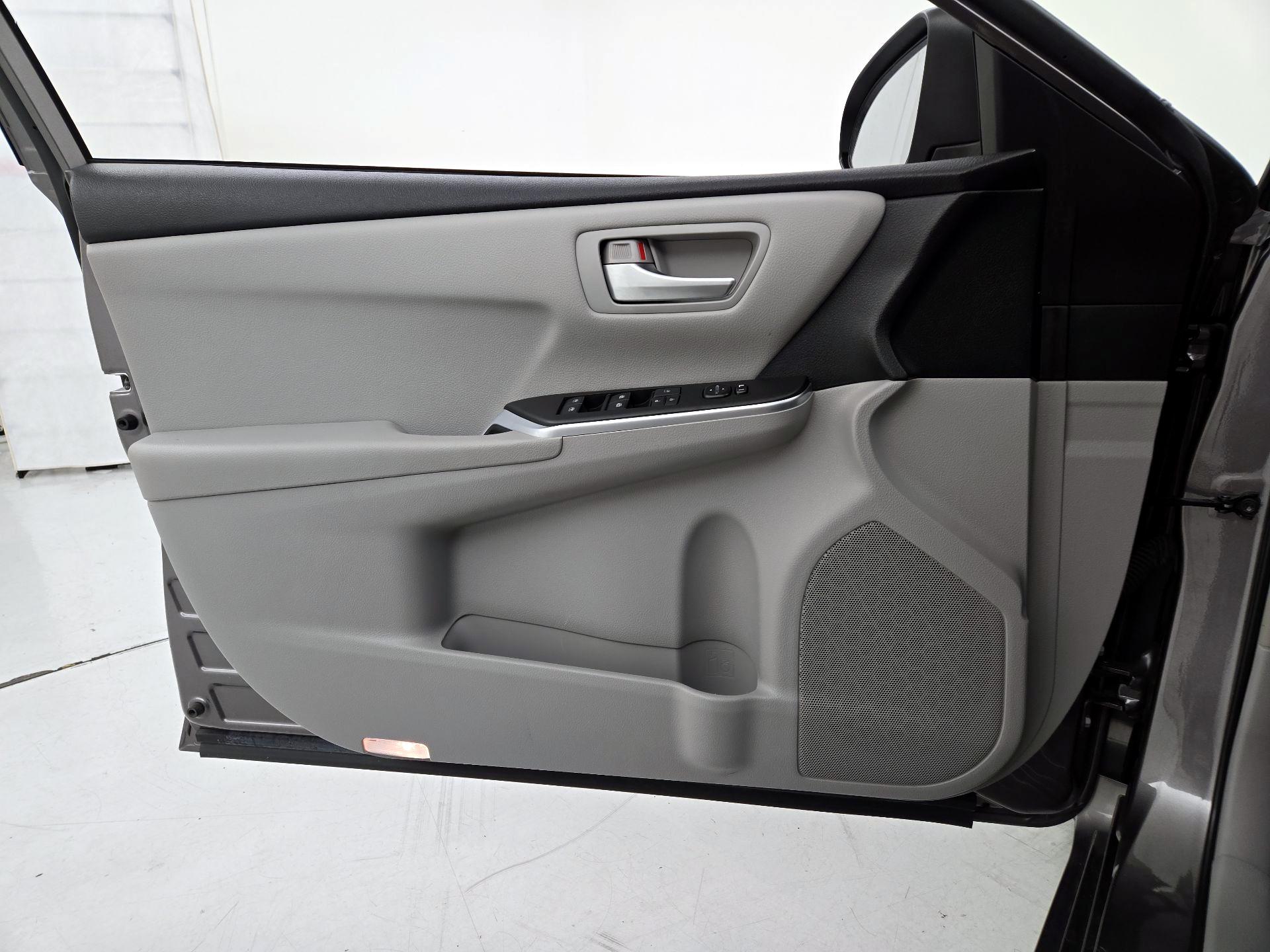 Thumbnail: 2015 Toyota Camry - 12