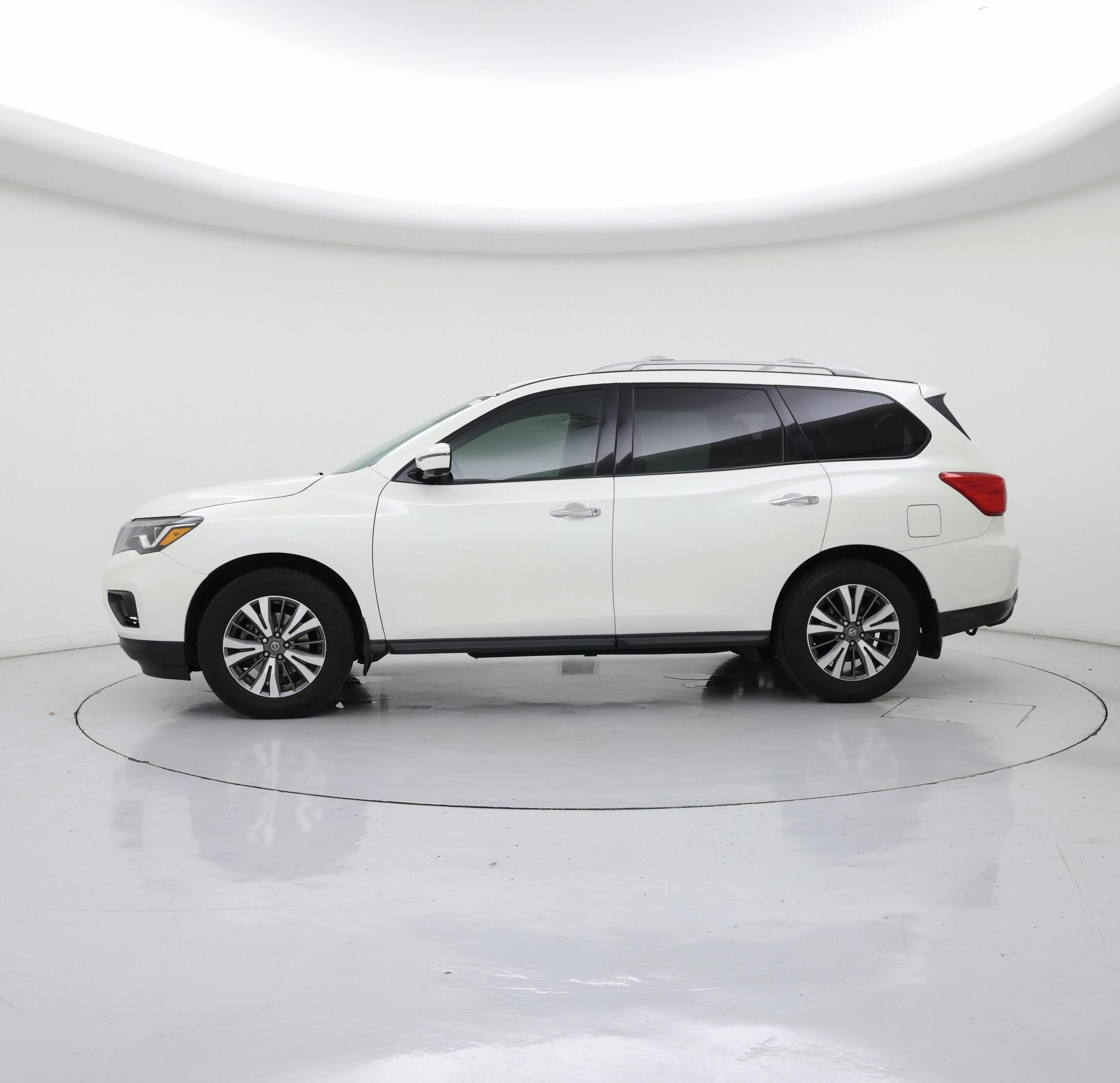 Thumbnail: 2017 Nissan Pathfinder - 3