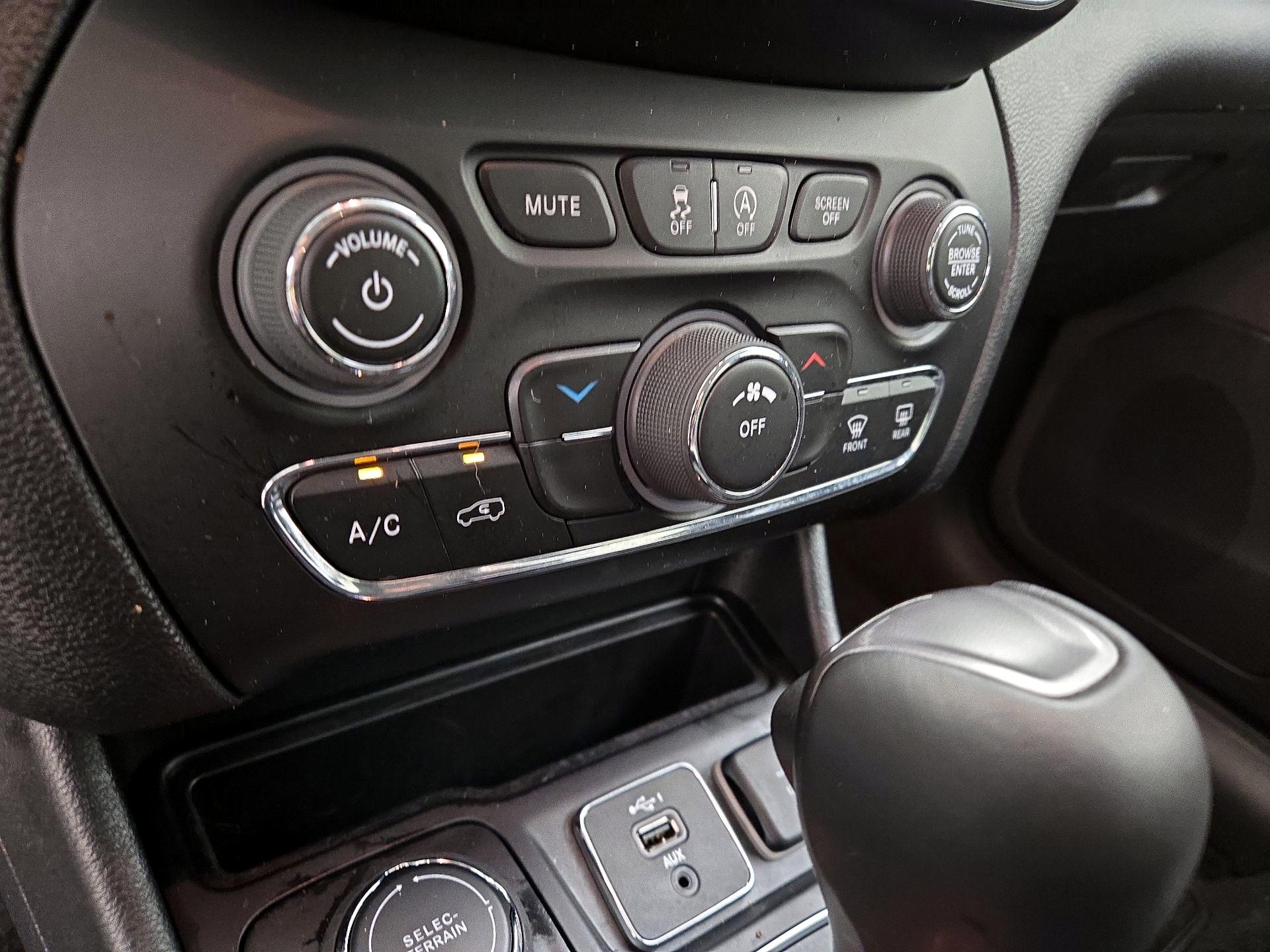 Thumbnail: 2021 Jeep Cherokee - 16