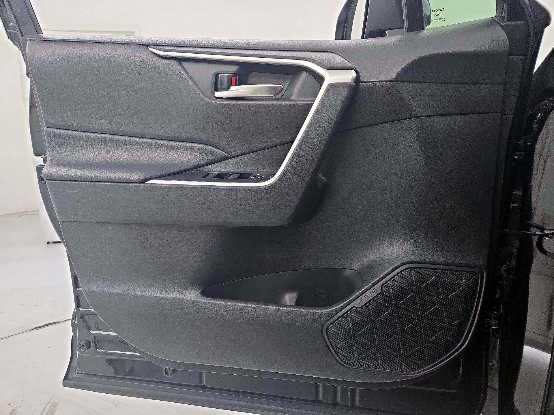Thumbnail: 2020 Toyota RAV4 - 12
