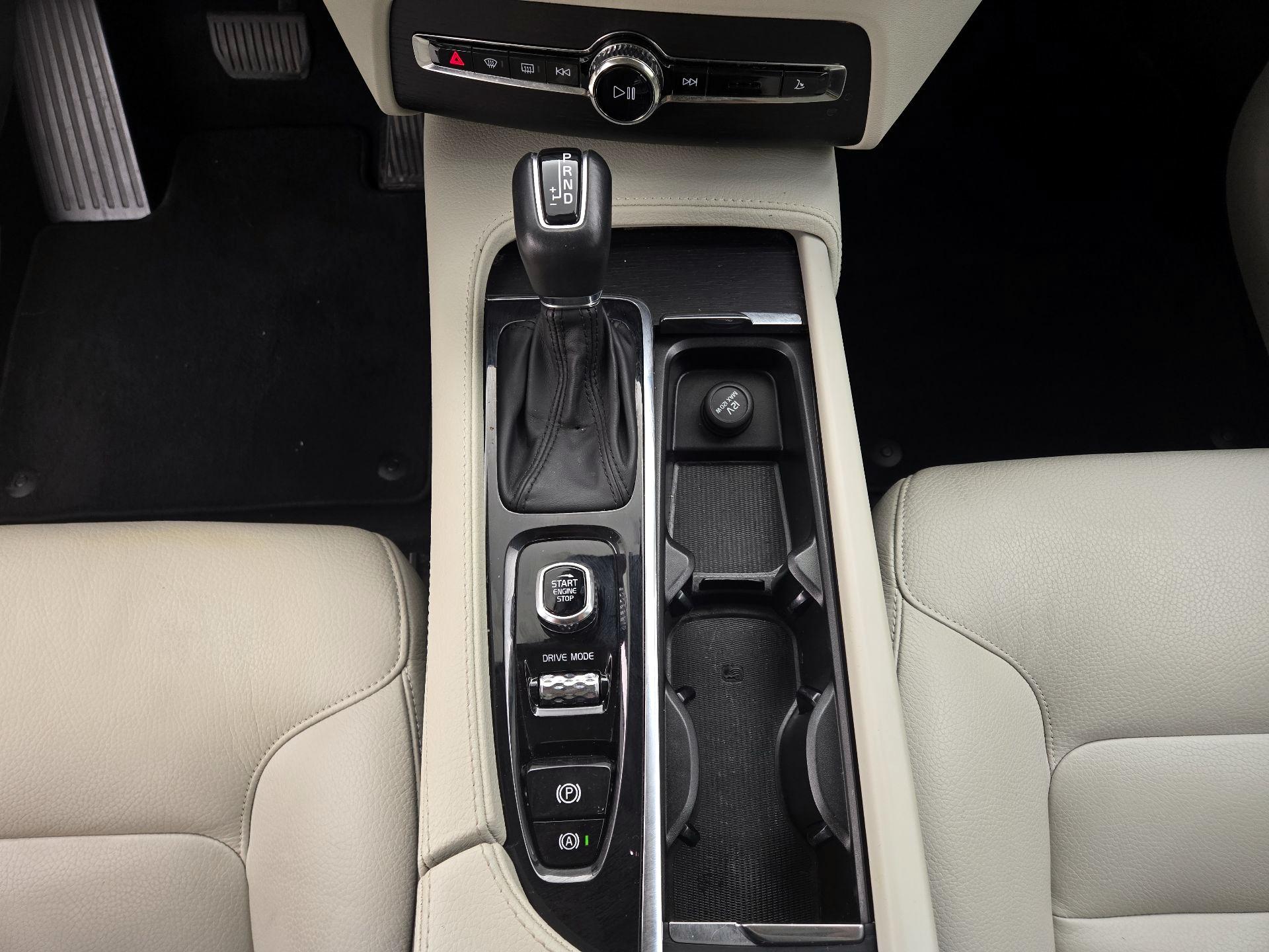 Thumbnail: 2020 Volvo XC90 - 17