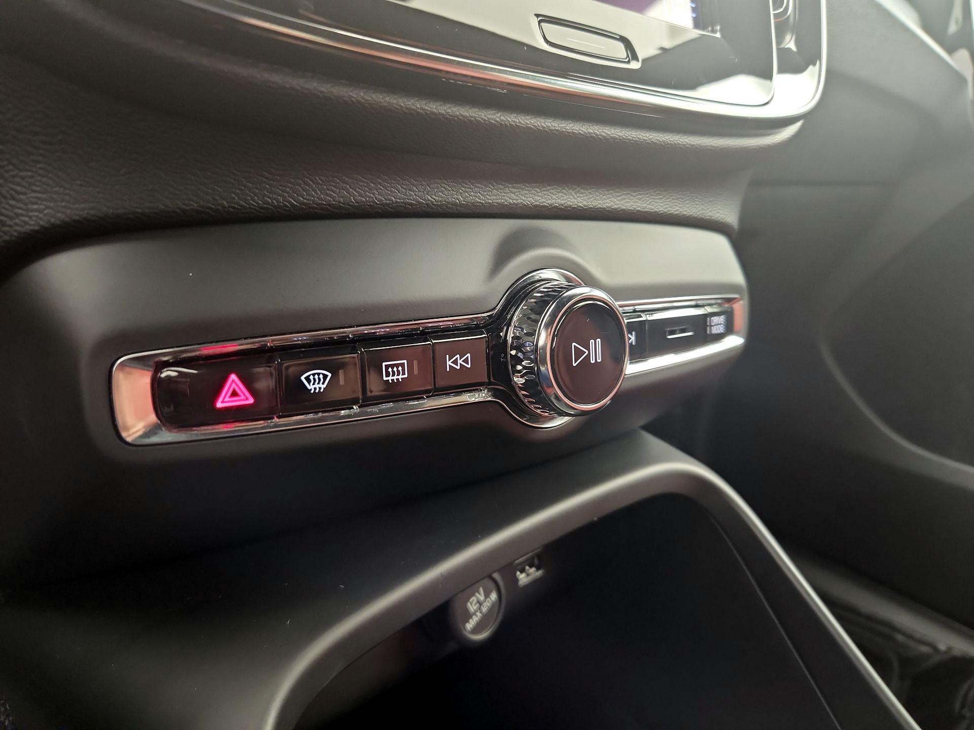 Thumbnail: 2020 Volvo XC40 - 16