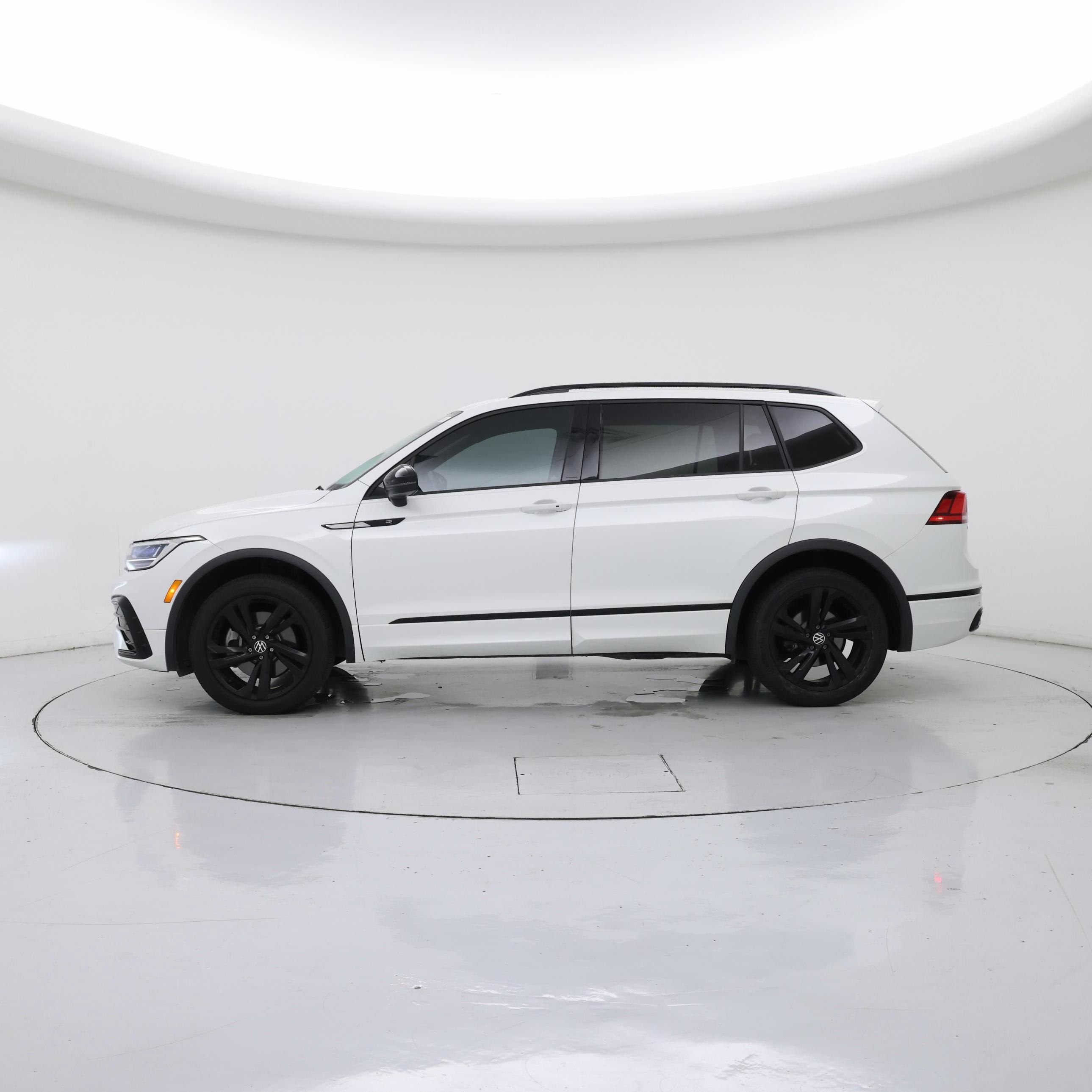 Thumbnail: 2023 Volkswagen Tiguan - 3