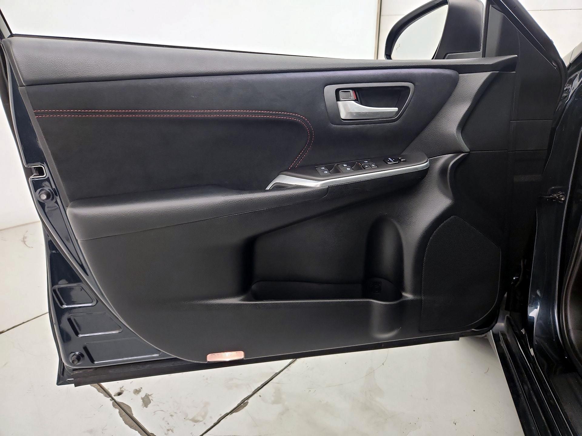 Thumbnail: 2016 Toyota Camry - 12