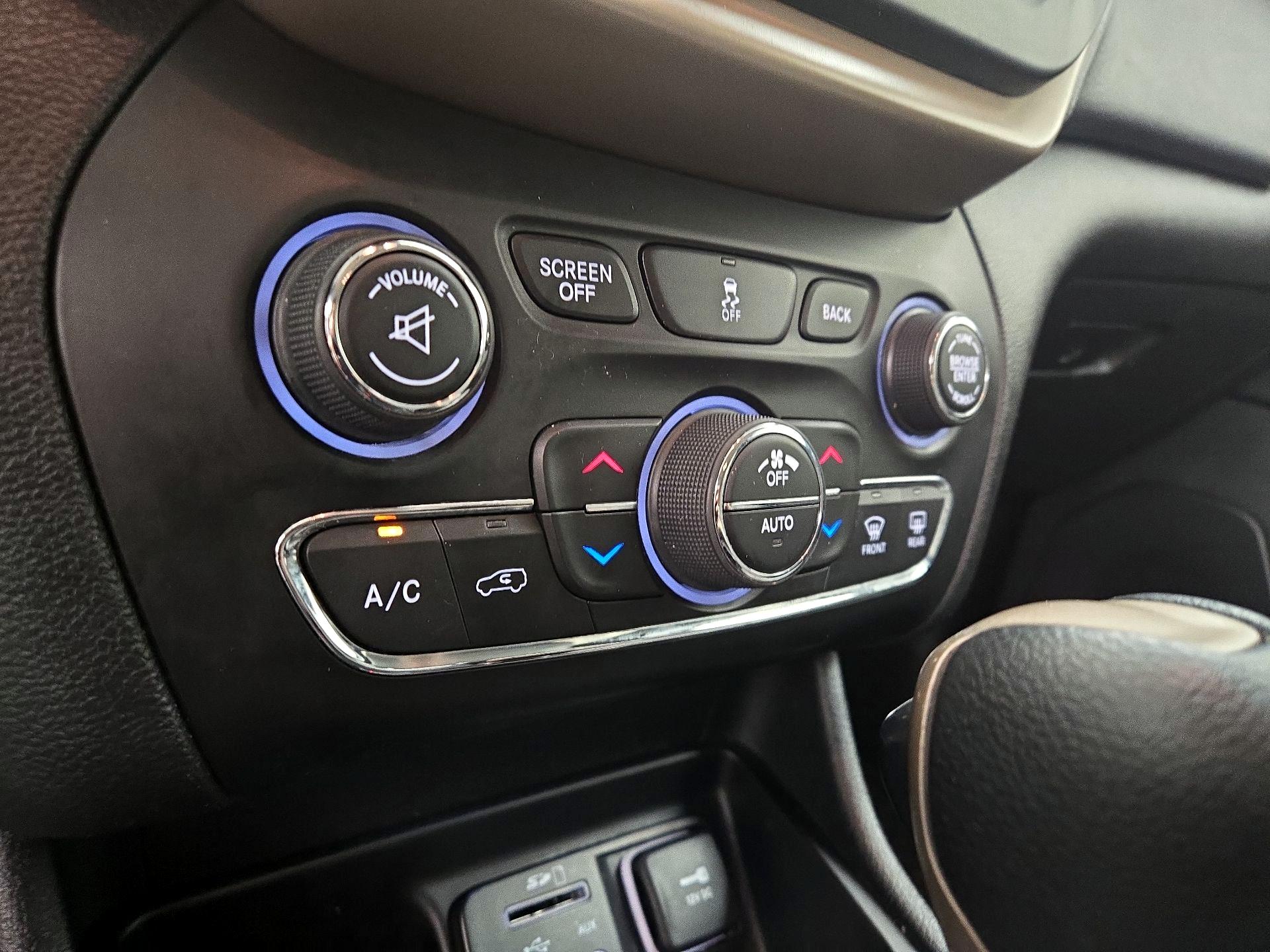 Thumbnail: 2016 Jeep Cherokee - 17