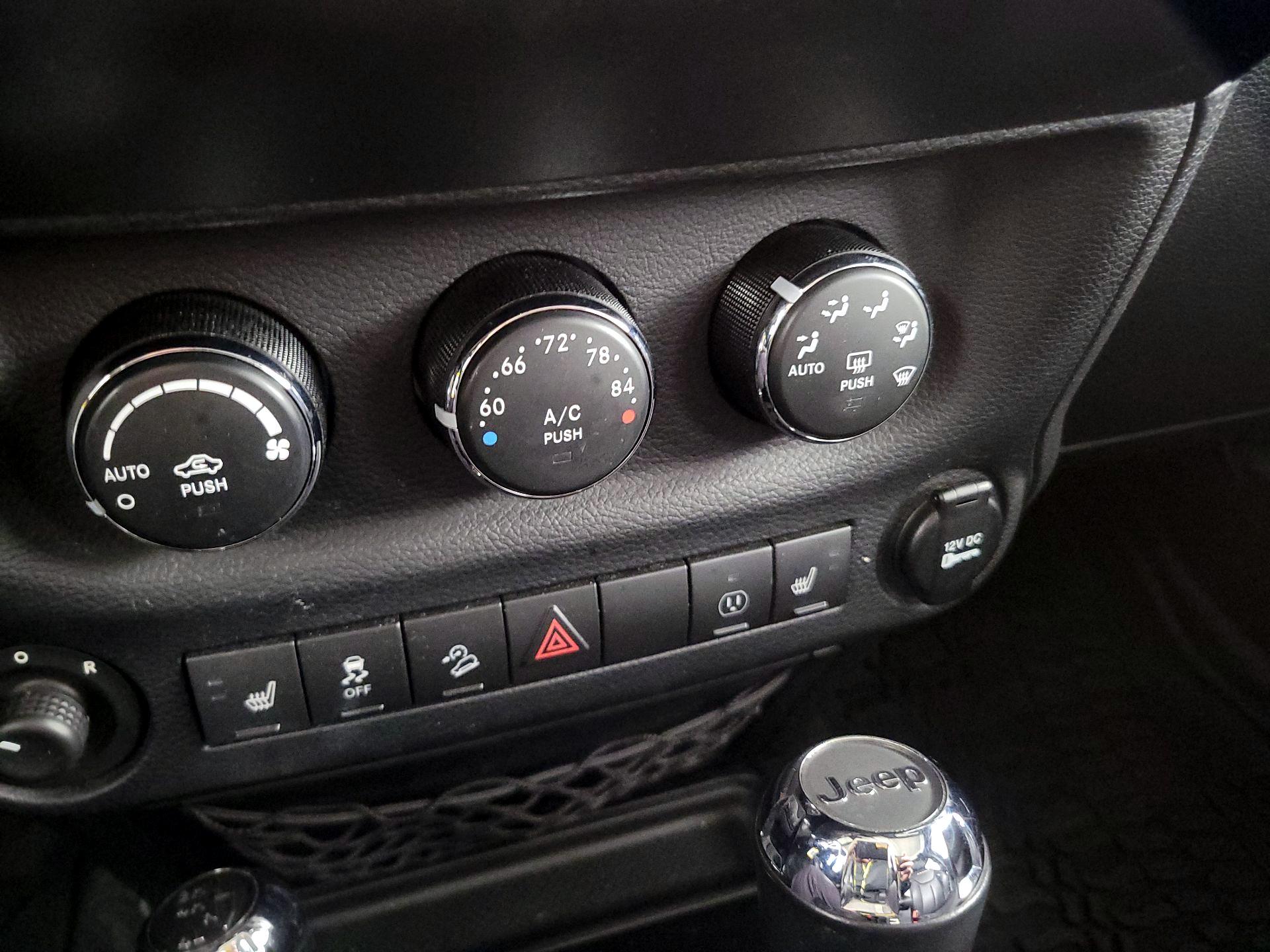 Thumbnail: 2014 Jeep Wrangler - 14