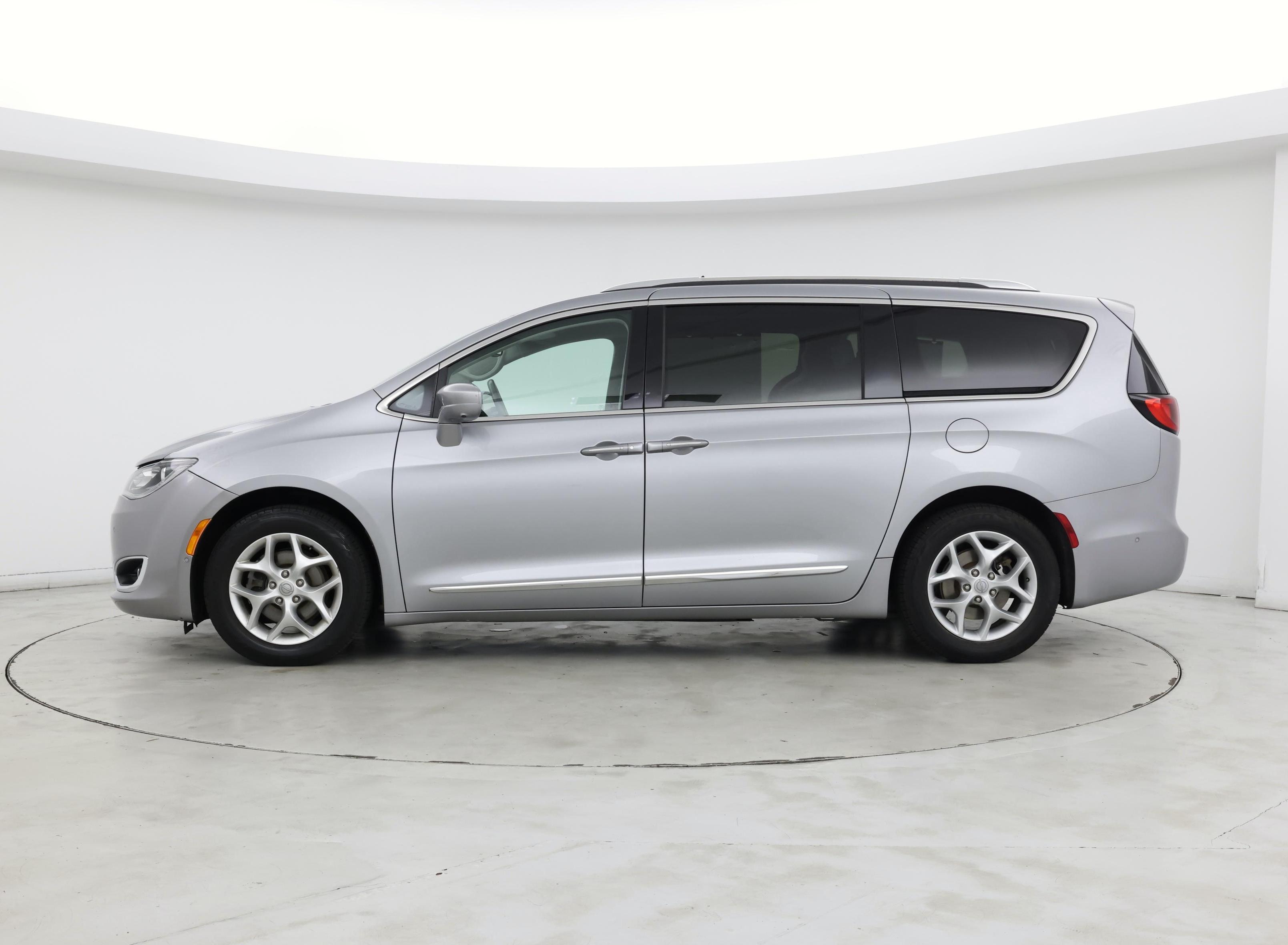 Thumbnail: 2020 Chrysler Pacifica - 3