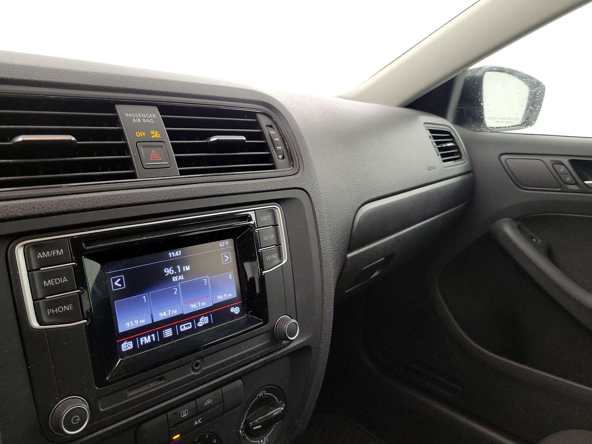 Thumbnail: 2016 Volkswagen Jetta - 14