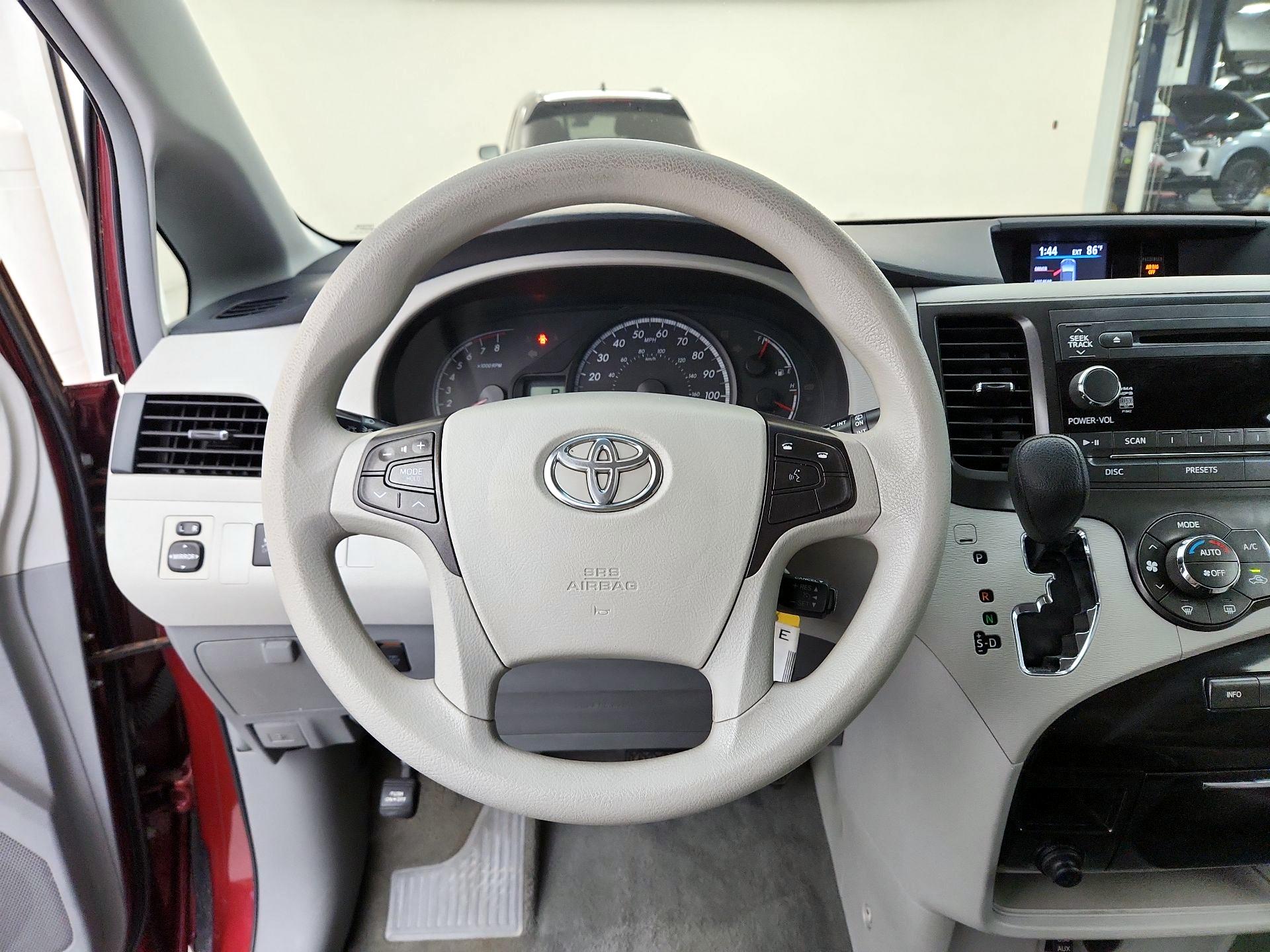 Thumbnail: 2014 Toyota Sienna - 10