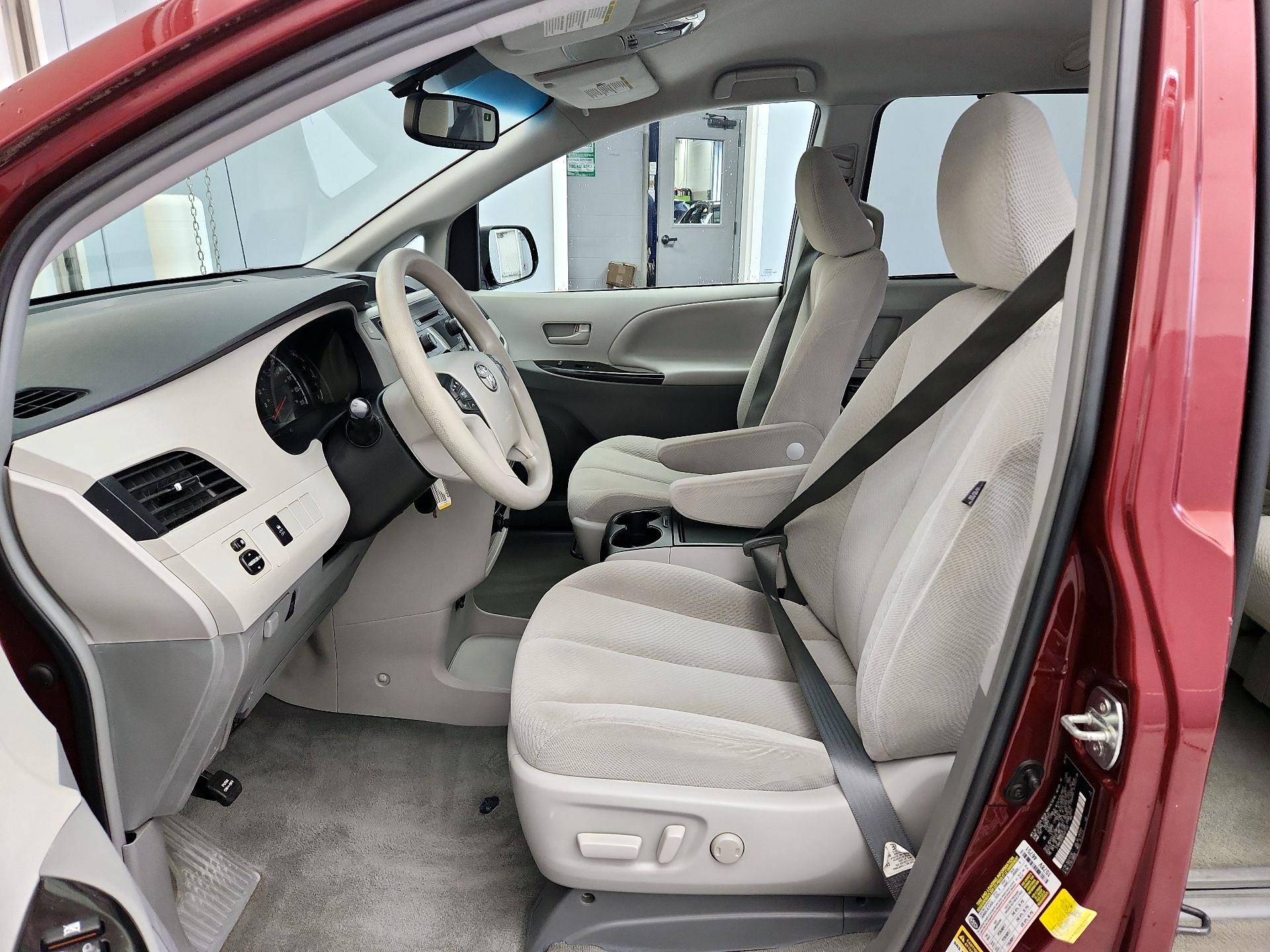 Thumbnail: 2014 Toyota Sienna - 11