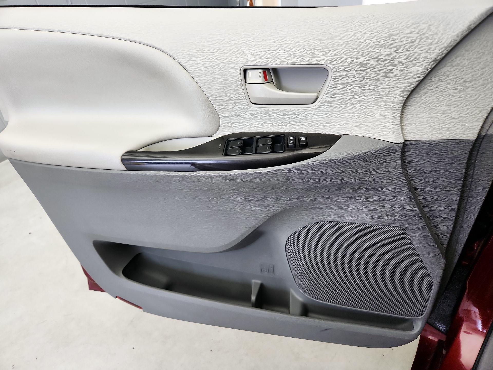 Thumbnail: 2014 Toyota Sienna - 12