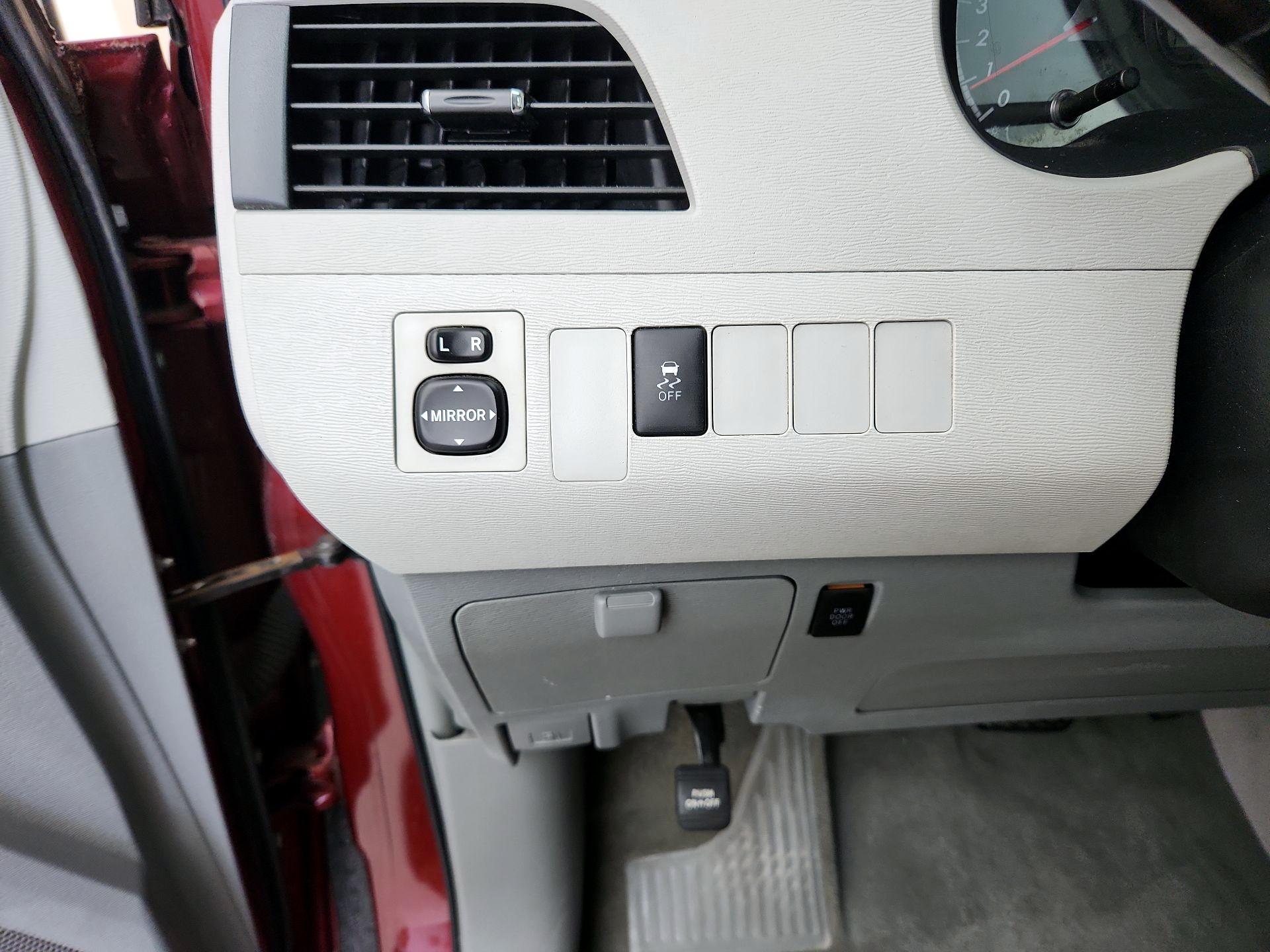 Thumbnail: 2014 Toyota Sienna - 13