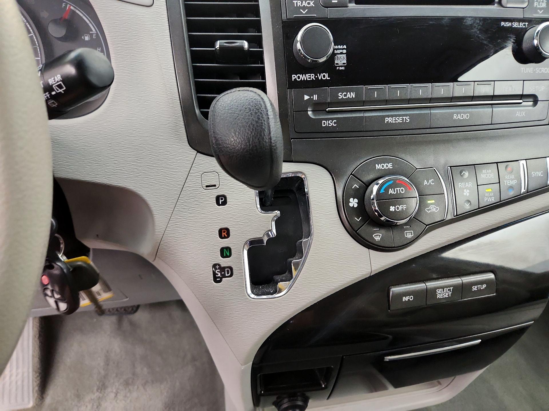 Thumbnail: 2014 Toyota Sienna - 17
