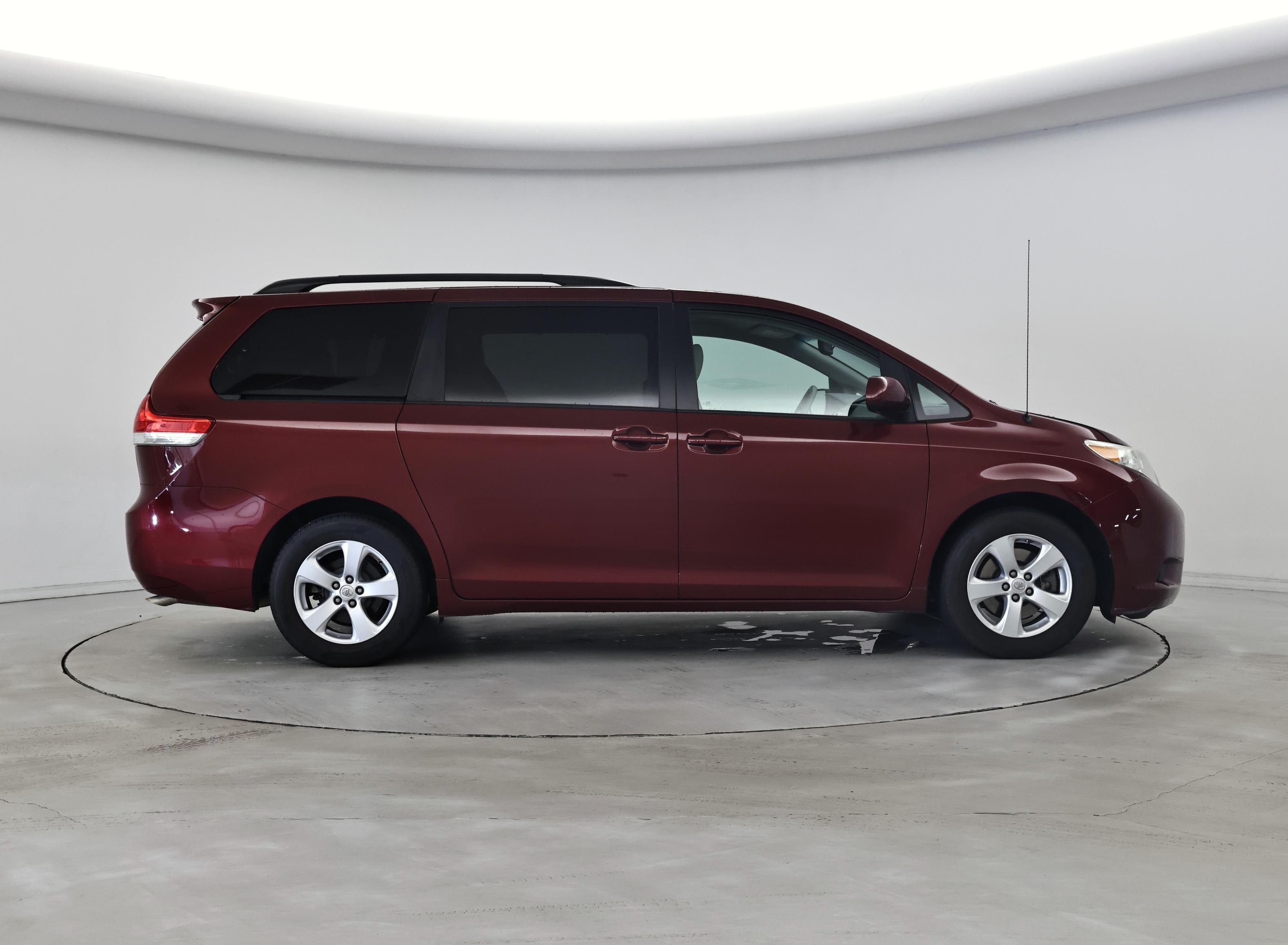 Thumbnail: 2014 Toyota Sienna - 7