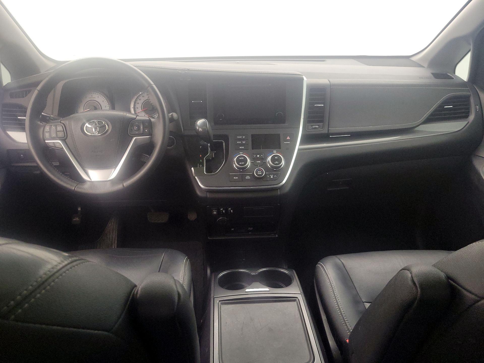 Thumbnail: 2017 Toyota Sienna - 9