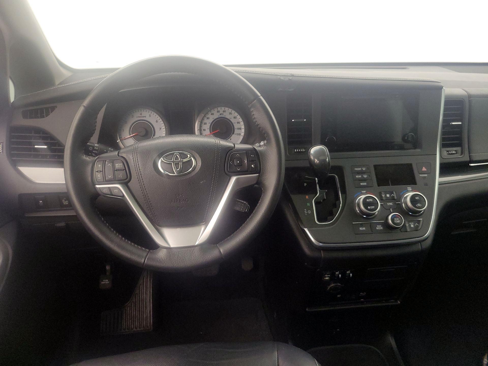Thumbnail: 2017 Toyota Sienna - 10