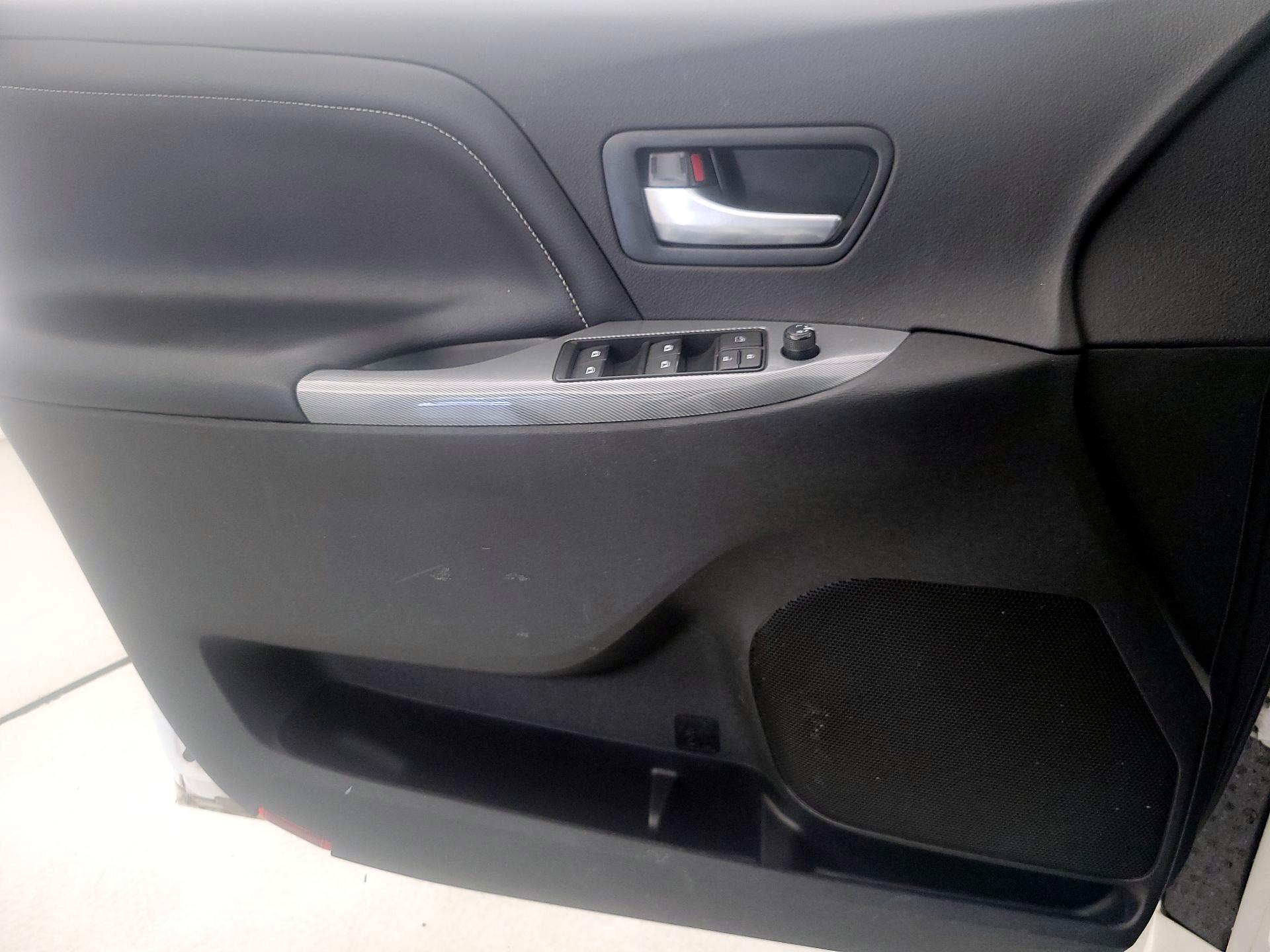 Thumbnail: 2017 Toyota Sienna - 12
