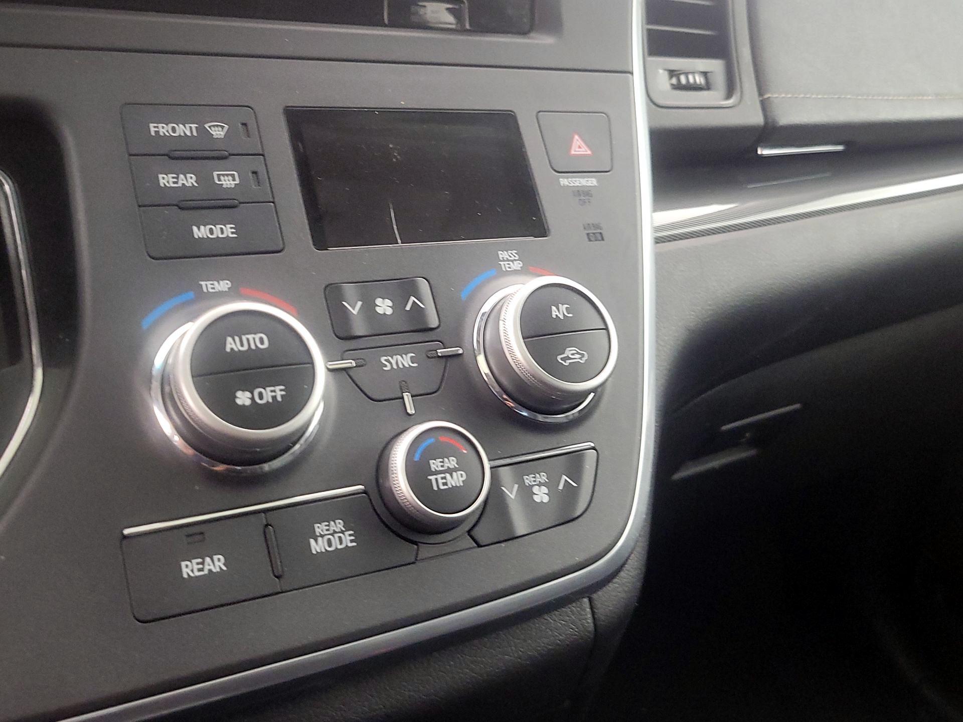 Thumbnail: 2017 Toyota Sienna - 17