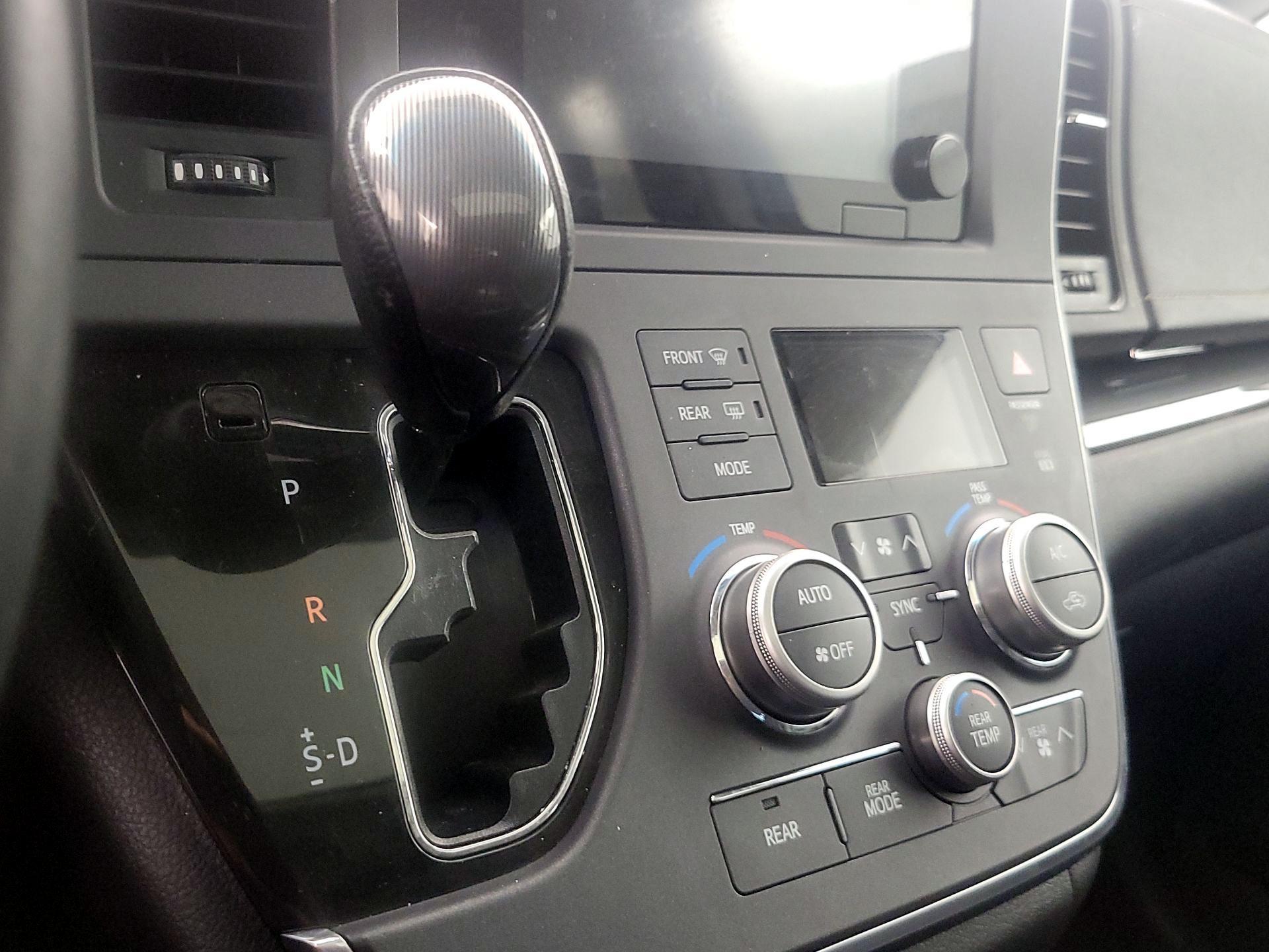 Thumbnail: 2017 Toyota Sienna - 18