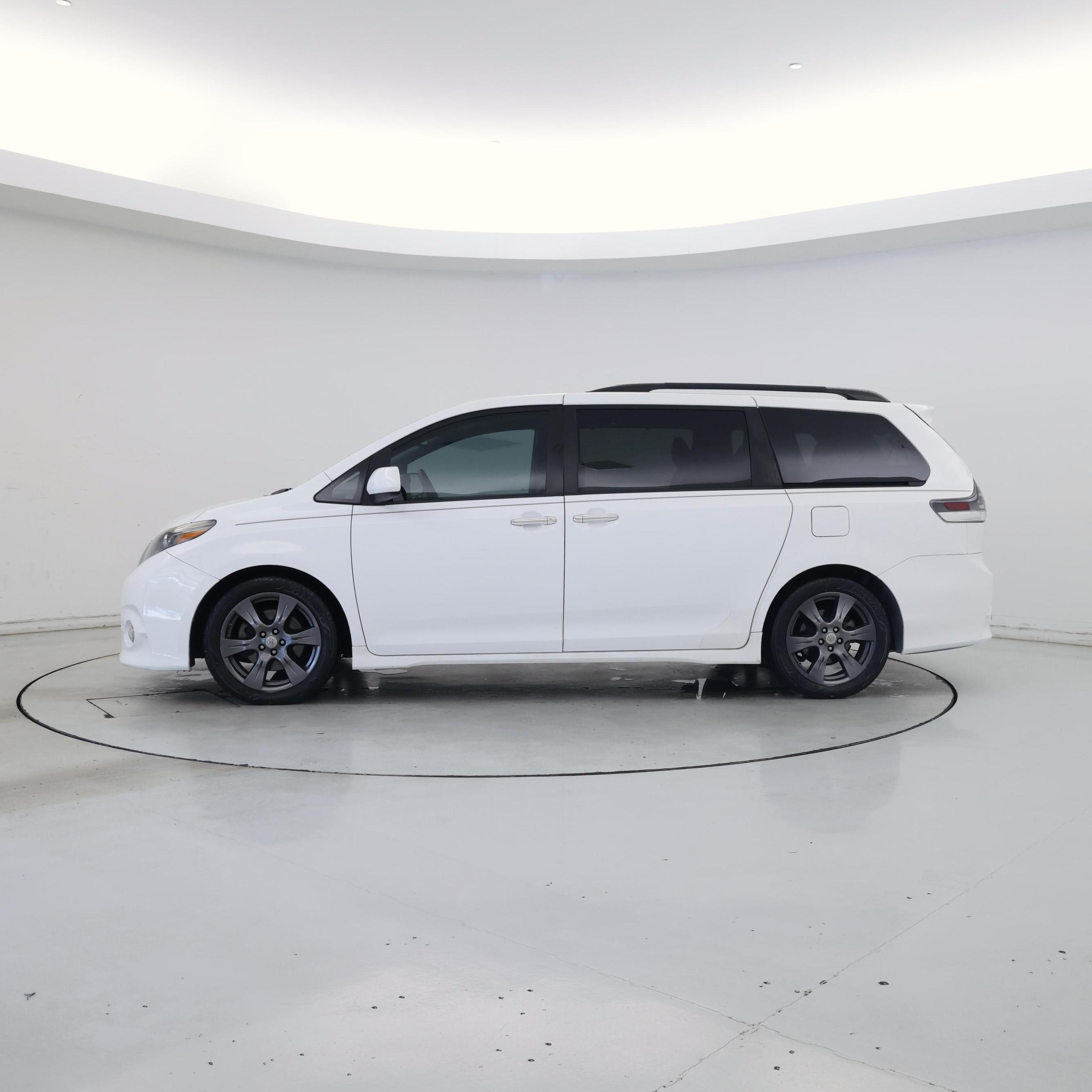 Thumbnail: 2017 Toyota Sienna - 3