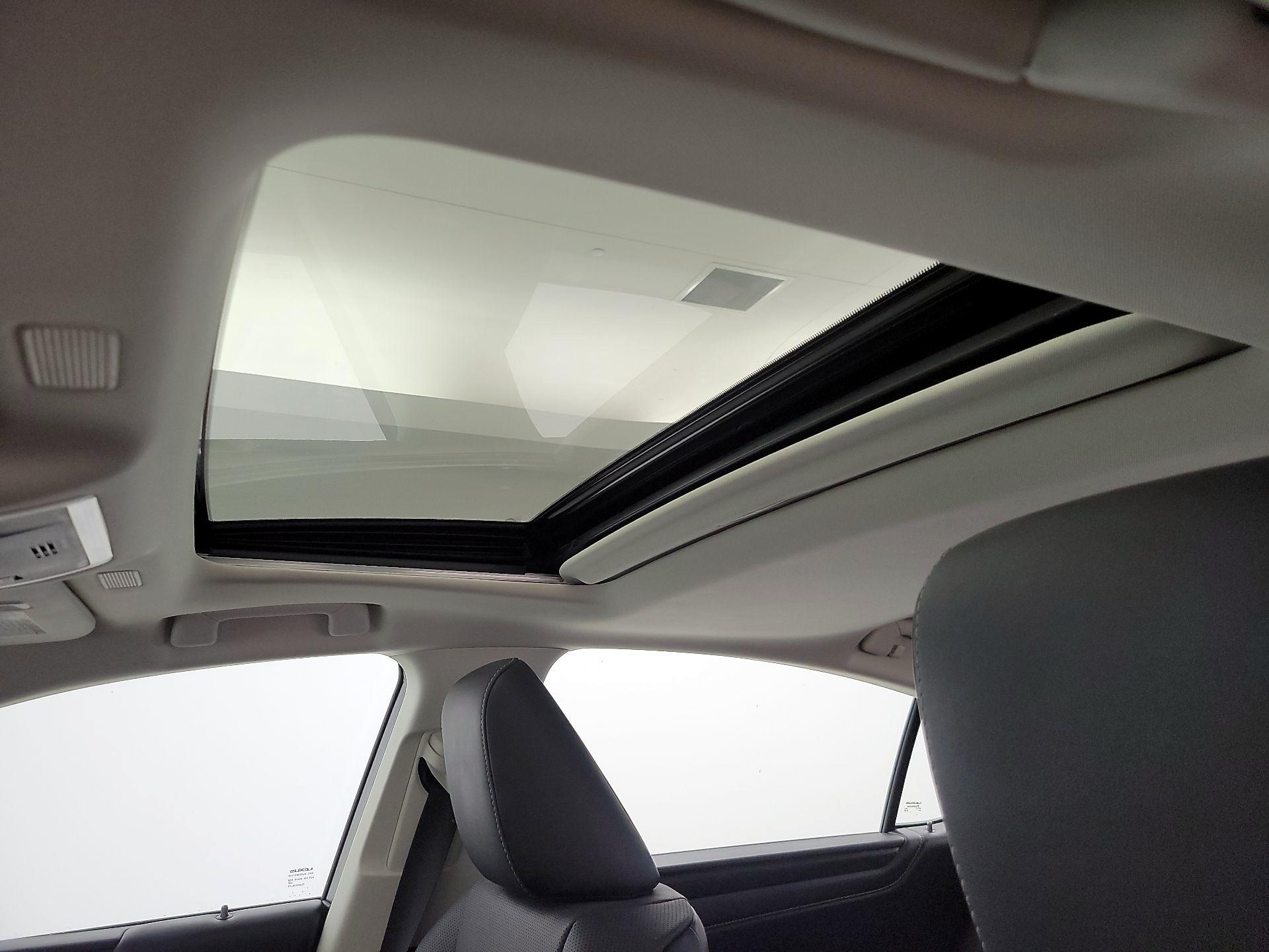 Thumbnail: 2022 Lexus ES - 19