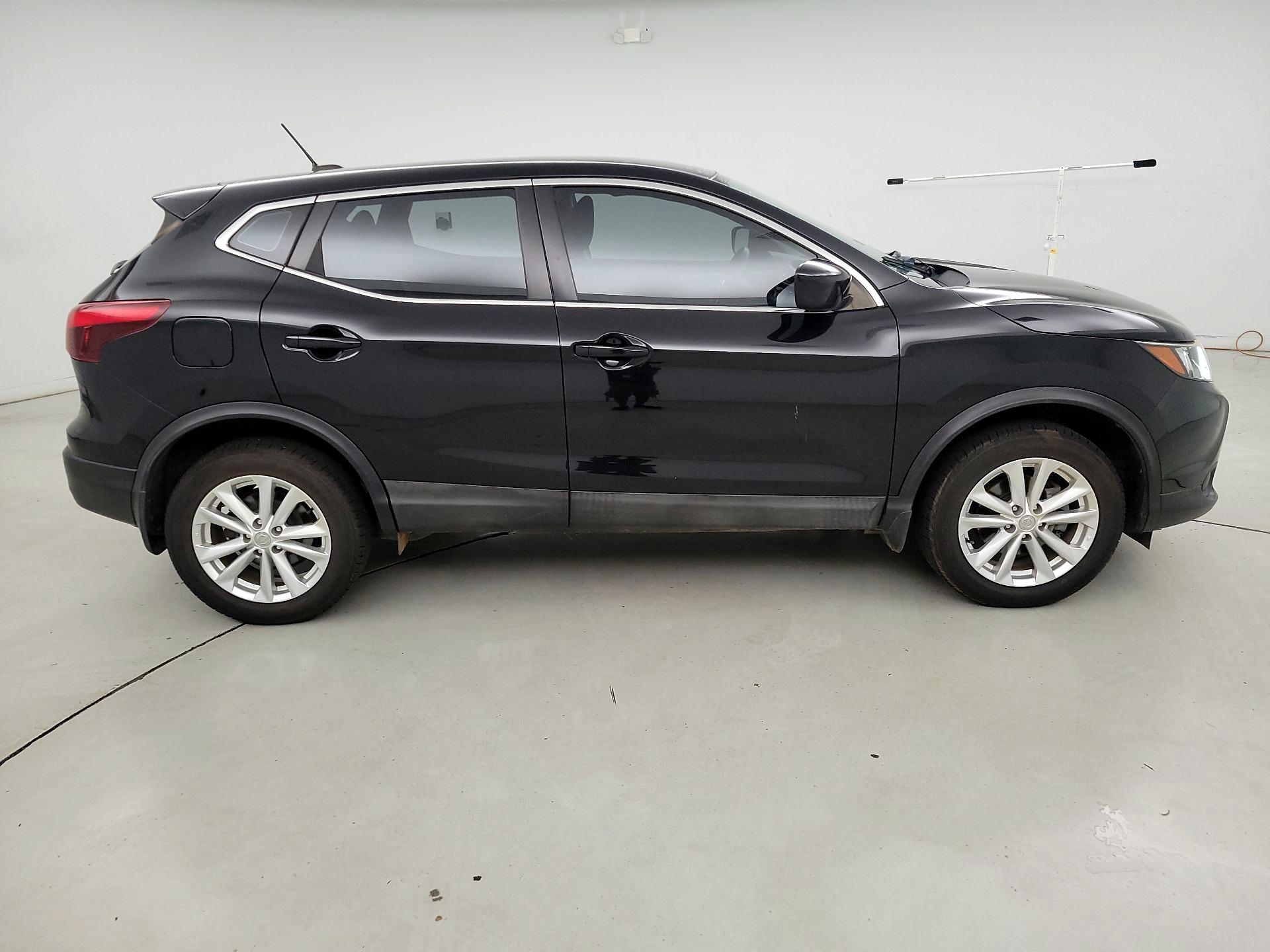 Thumbnail: 2017 Nissan Rogue Sport - 4