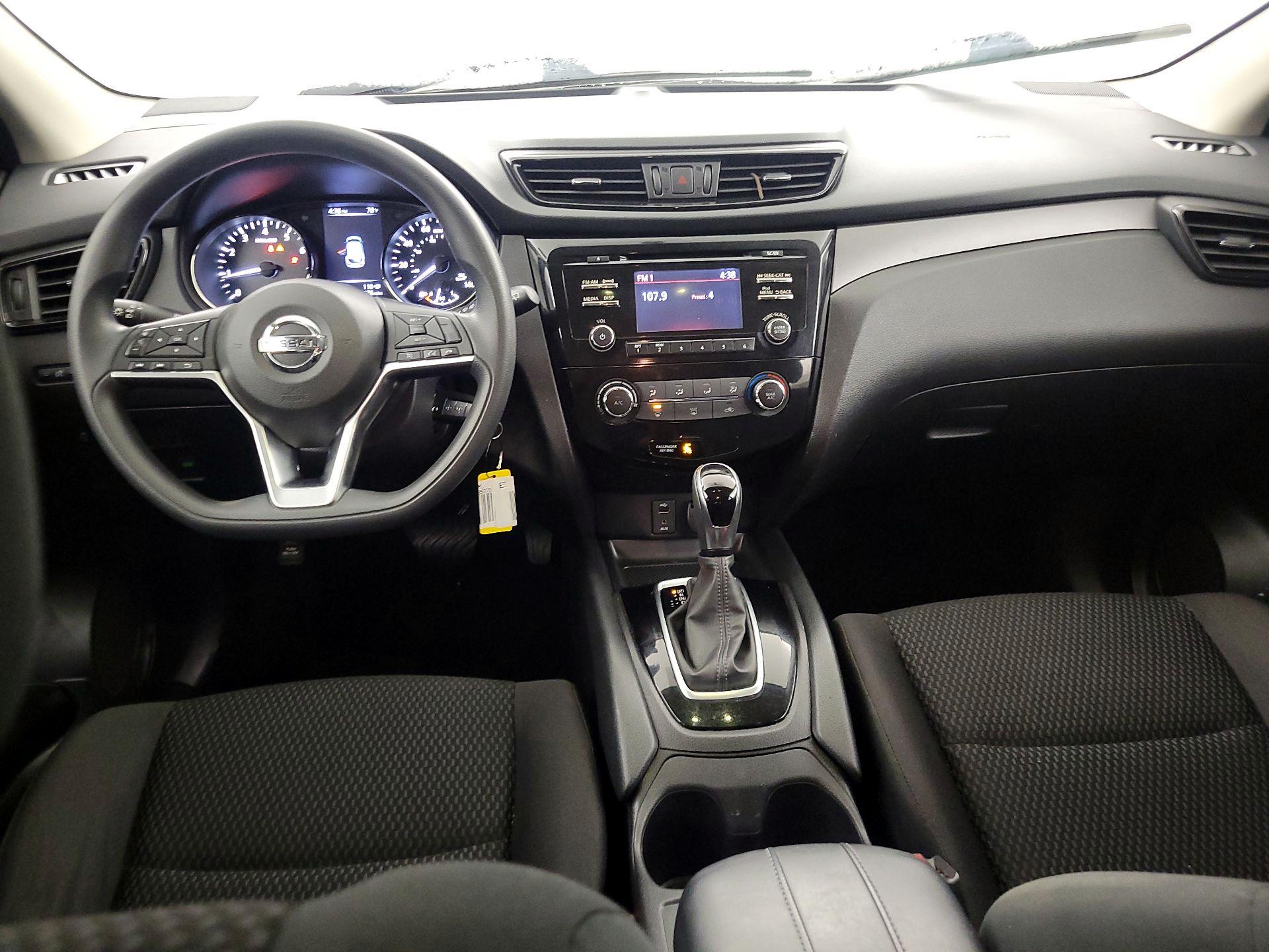 Thumbnail: 2017 Nissan Rogue Sport - 8