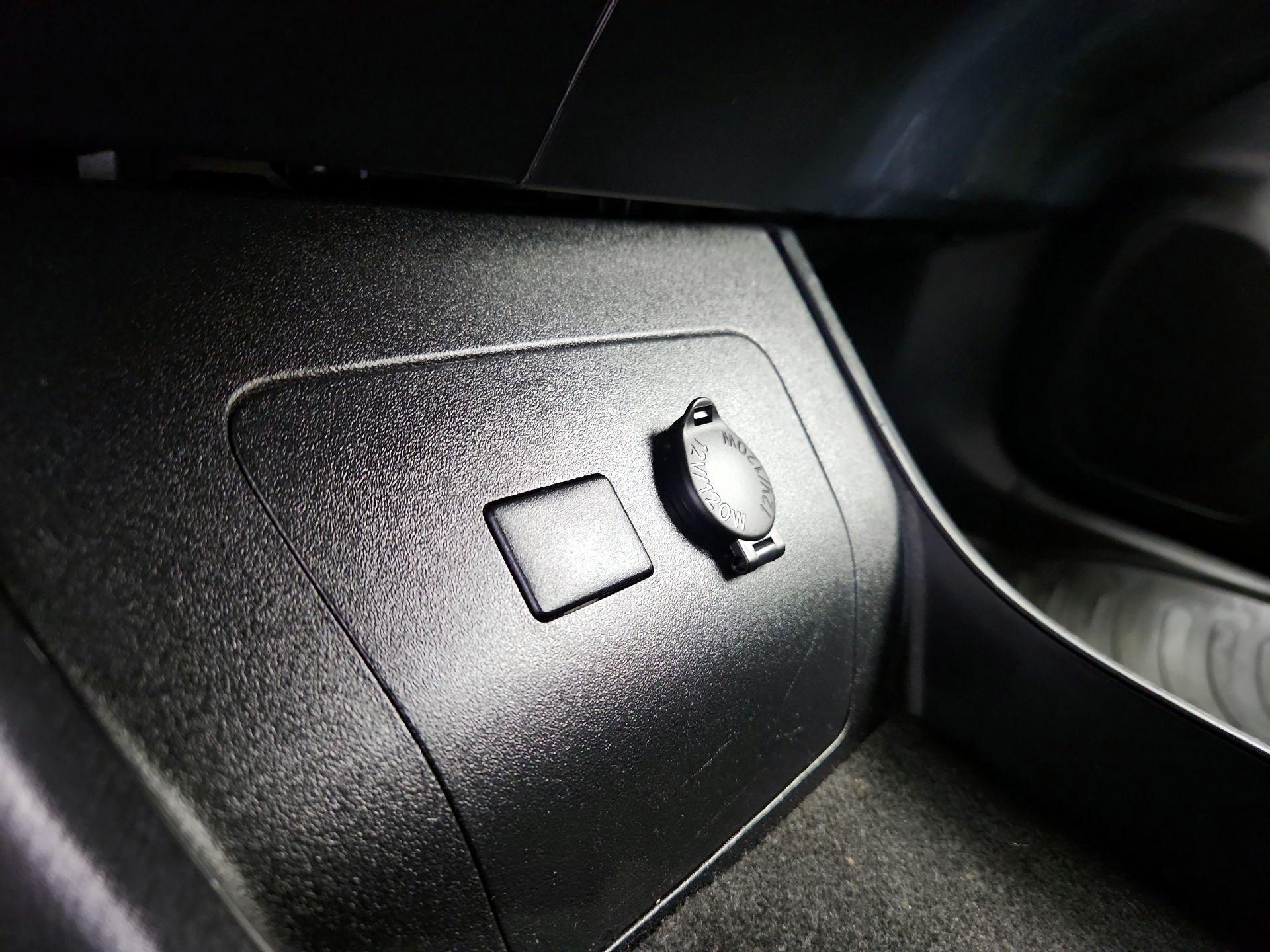 Thumbnail: 2014 Toyota Prius - 17