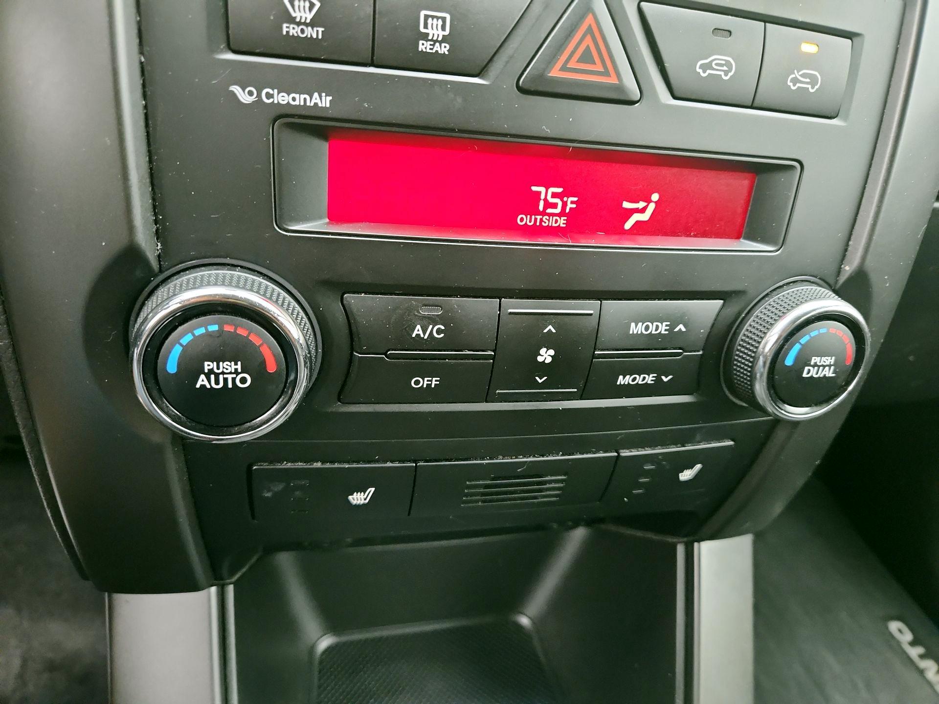 Thumbnail: 2013 Kia Sorento - 16