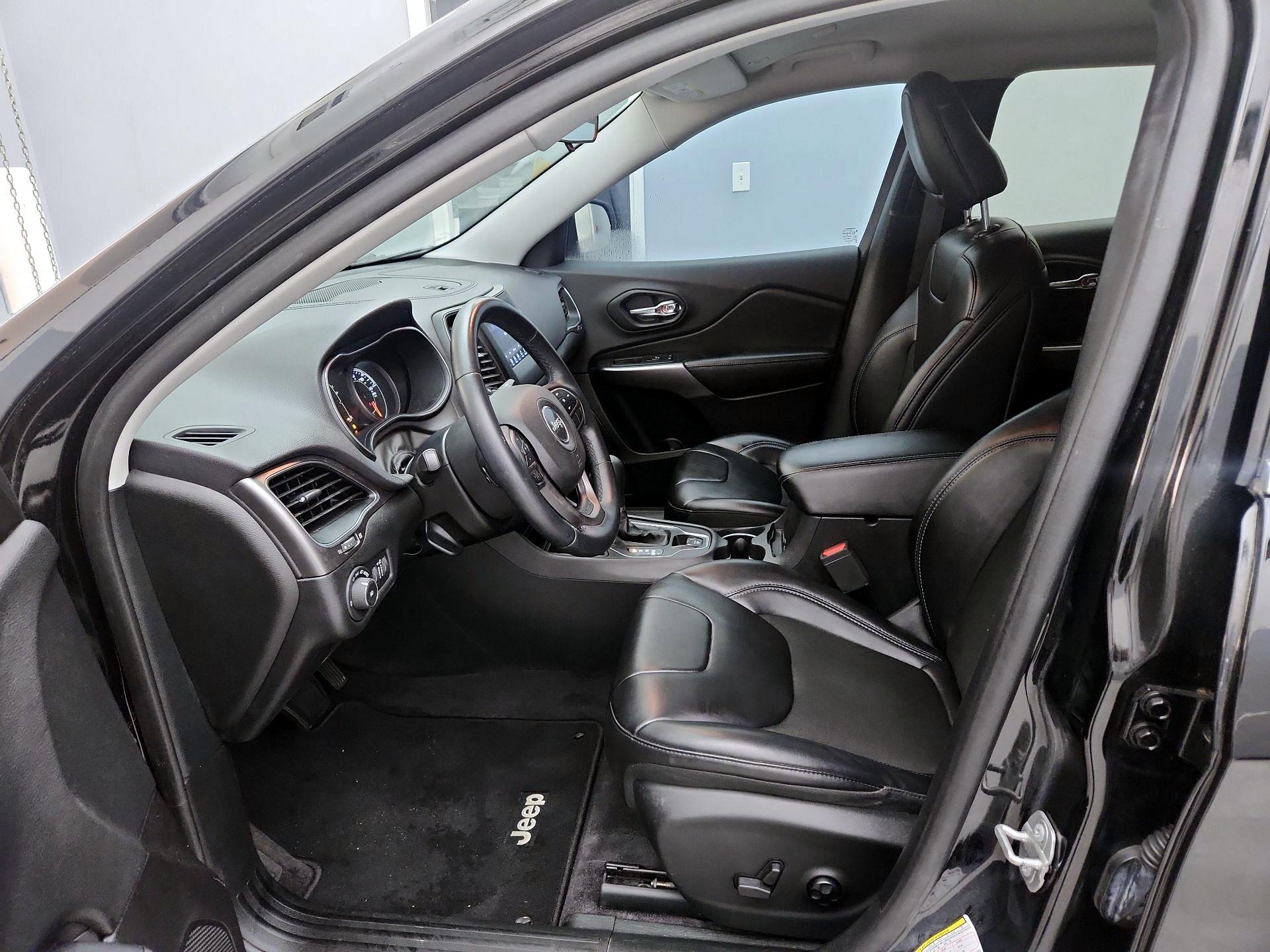 Thumbnail: 2019 Jeep Cherokee - 11